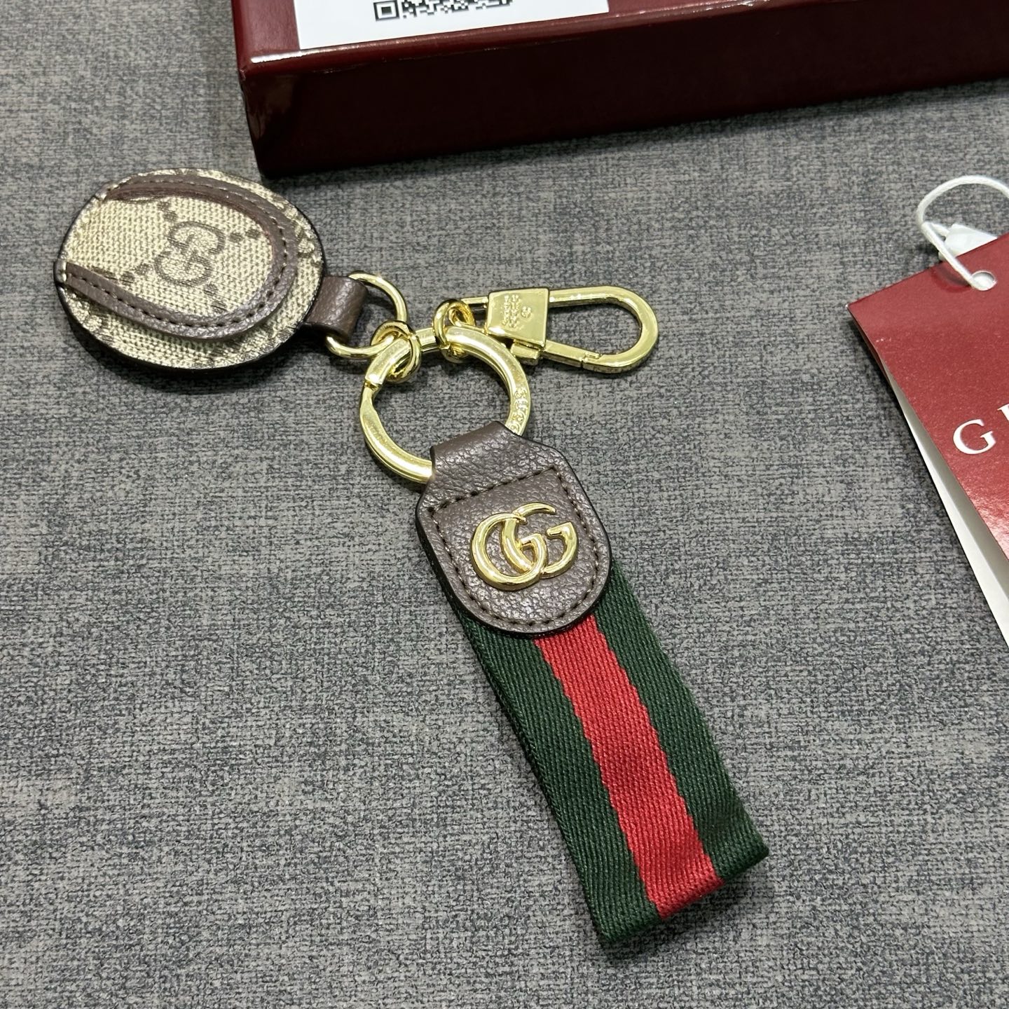 新款Gucci古奇古驰包饰包包钥匙扣挂饰，以独特的标志。