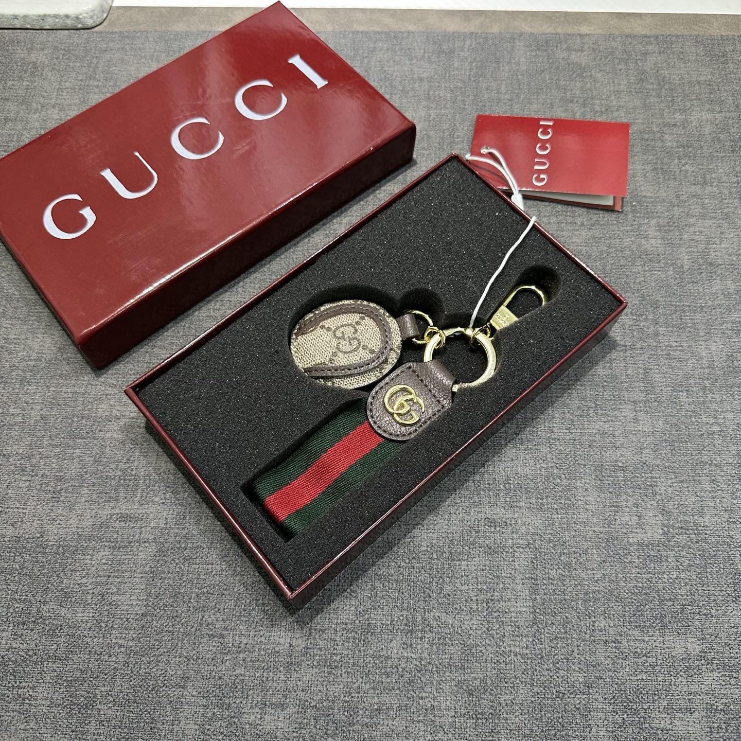 新款Gucci古奇古驰包饰包包钥匙扣挂饰，以独特的标志。