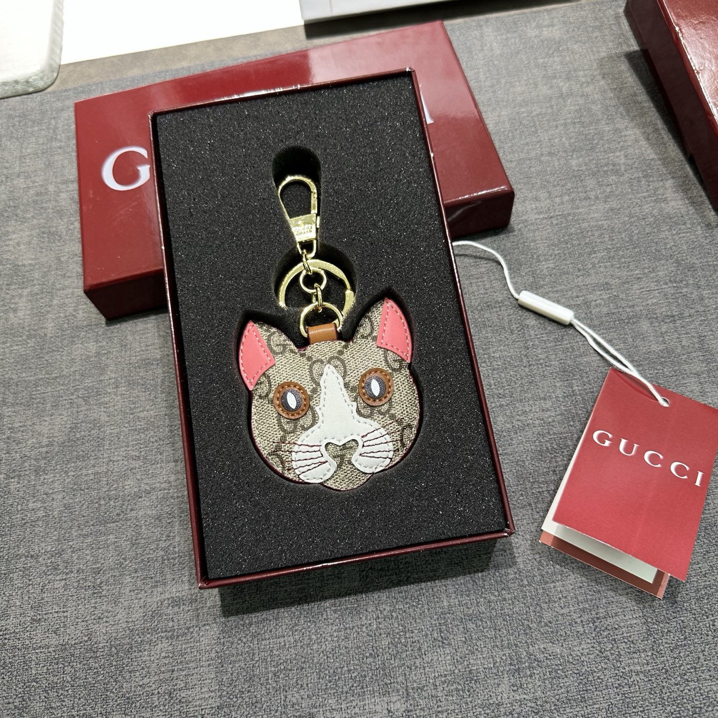 新款Gucci古奇古驰包饰包包钥匙扣挂饰，以独特的标志。