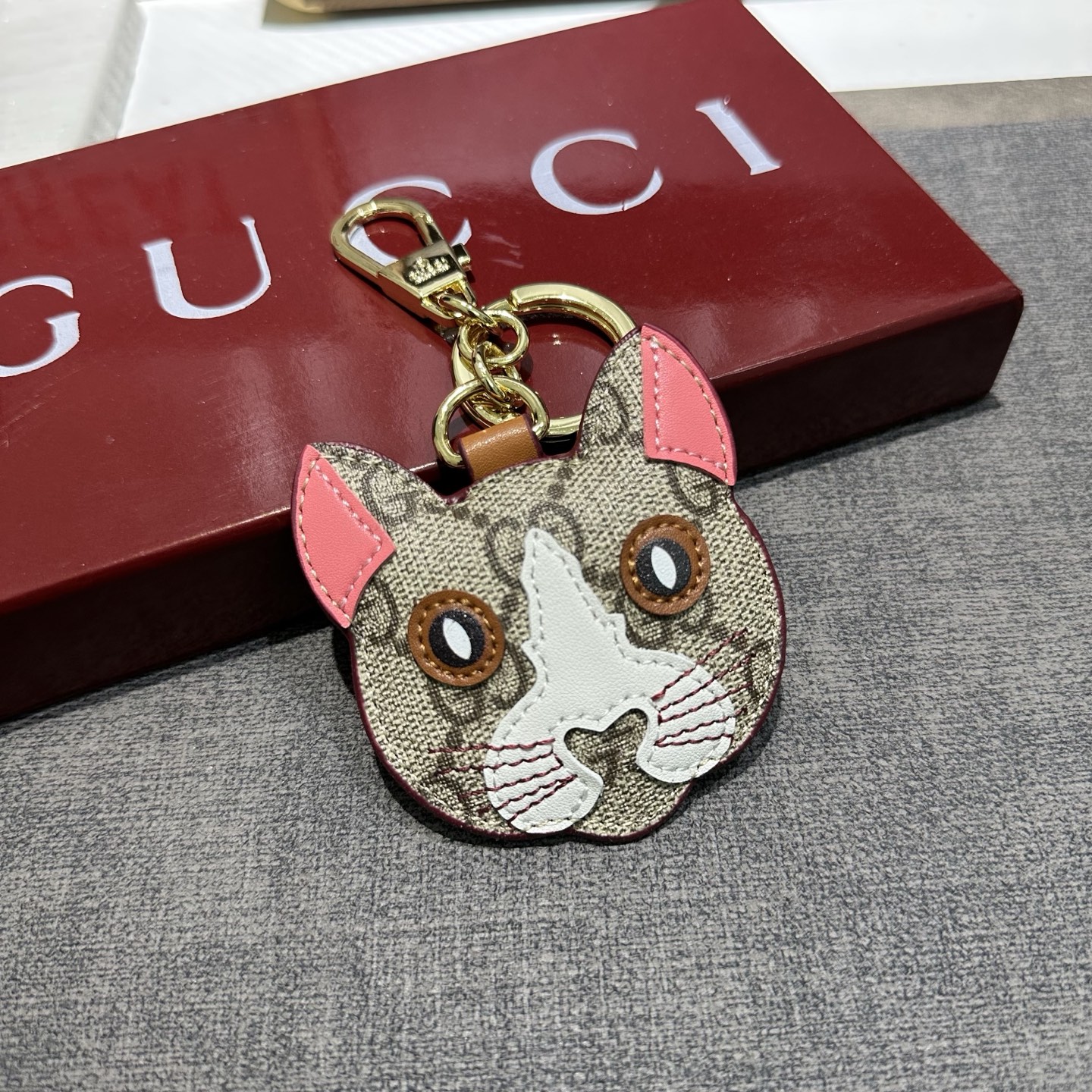 新款Gucci古奇古驰包饰包包钥匙扣挂饰，以独特的标志。