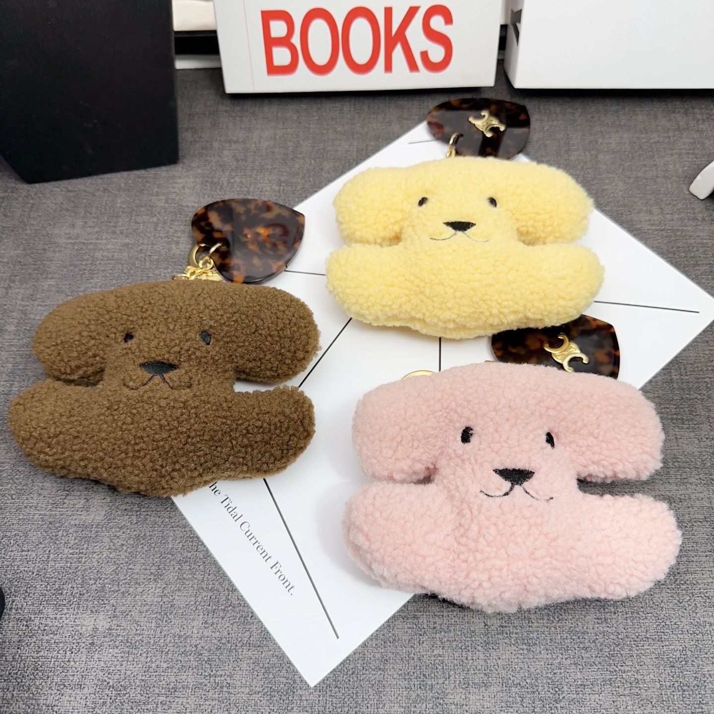     5色现货供应
CELINE瑟琳凯旋门小狗毛绒公仔桃心爱心挂件挂饰
超级可爱 很适合凹造型 出门挂