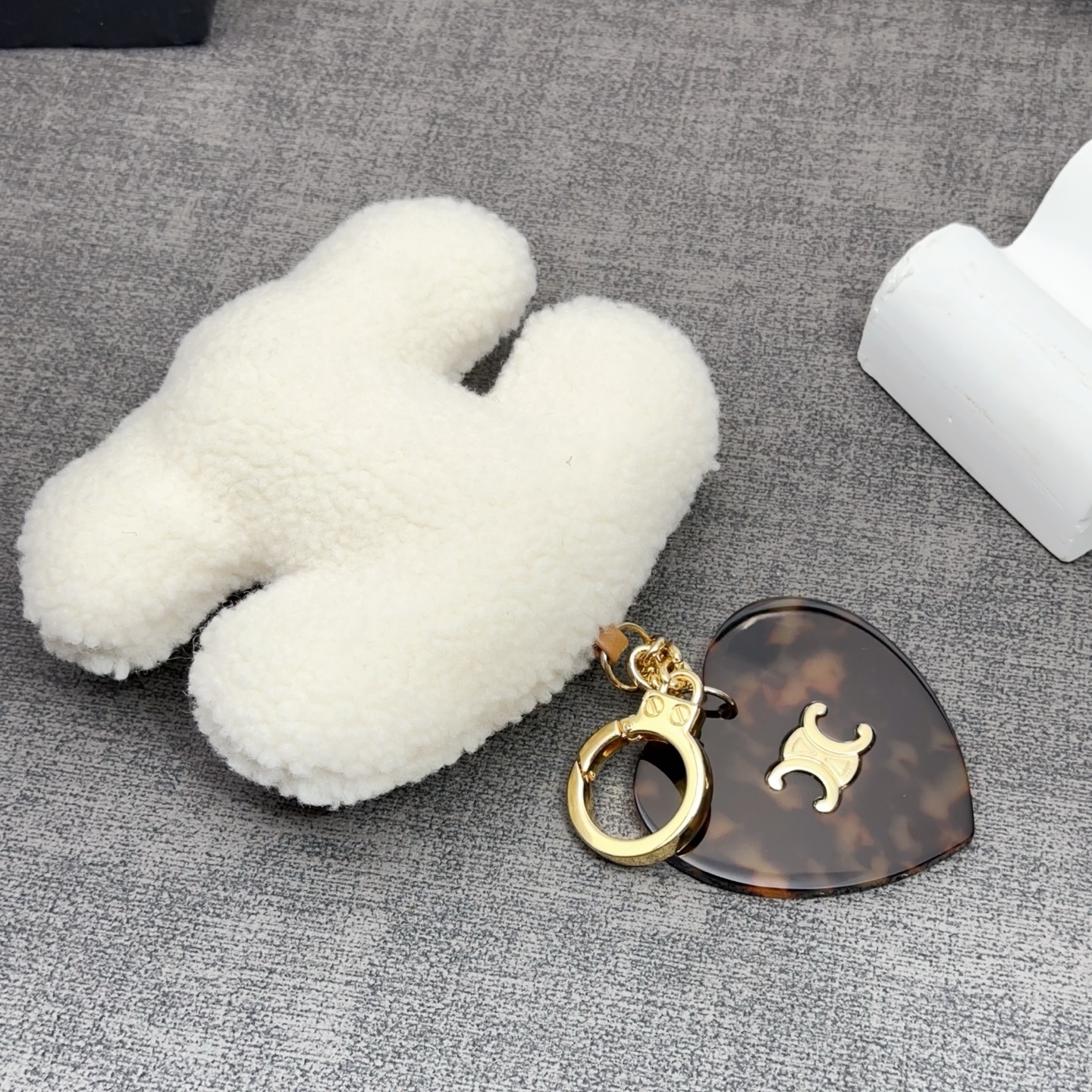     5色现货供应
CELINE瑟琳凯旋门小狗毛绒公仔桃心爱心挂件挂饰
超级可爱 很适合凹造型 出门挂