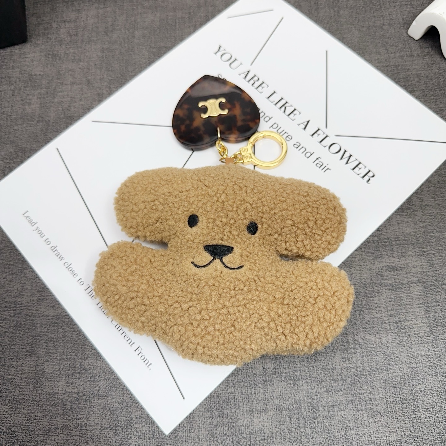     5色现货供应
CELINE瑟琳凯旋门小狗毛绒公仔桃心爱心挂件挂饰
超级可爱 很适合凹造型 出门挂