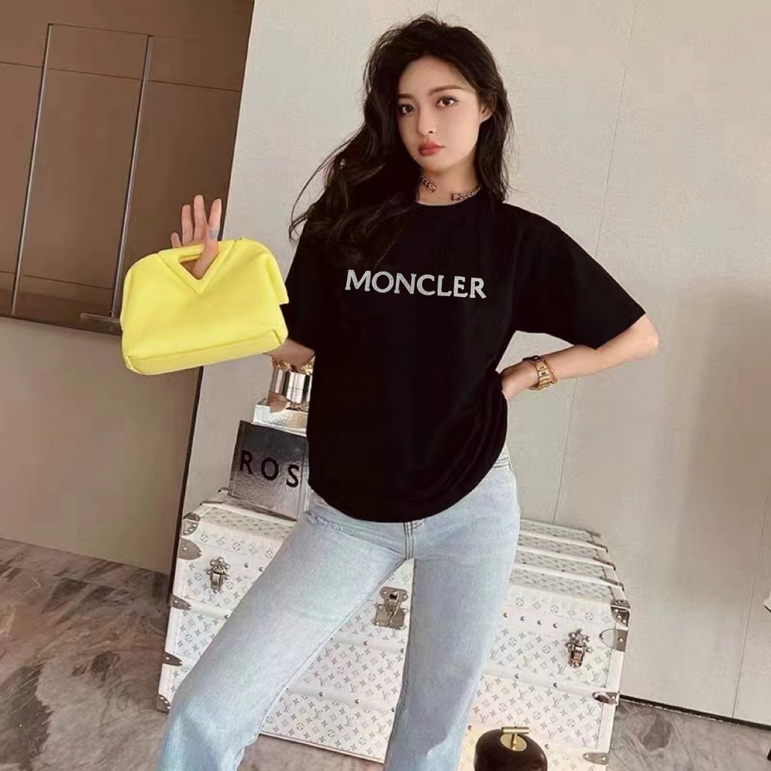 NO:312276,Mon covers your mouth!  Excellent quality!  Embroidered beaded letters logo pattern cuff badge round neck mercerized cotton short-sleeved T-shirt!  Complete three standards!  S/M/L/XL, shipped in stock!  (M size bust 92 length 61), Moncler, T-shirt,tees, t-shirt,alexander wang19860909Mon蒙口！质量超赞！胸前刺绣钉珠字母logo图案袖口徽章圆领丝光棉短袖T恤！三标齐全！码数S/M/L/XL,现货发！(M码胸围92衣长61),,Moncler,T-shirt,tees，t-shirt,alexander wang,Women's clothing