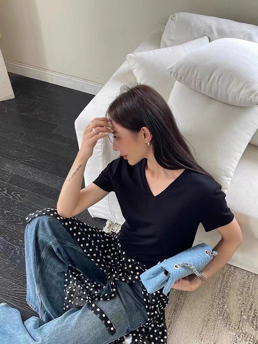 NO:327585,Max Home!  Special counter model!  80 double-sided mercerated cotton back embroidered letter logo pattern V-neck short-sleeved T-shirt!  All three standards!  Three colors!  S/M/L, shipped in stock!  (M size bust 92 length 61), T-shirt,tees,t-shirt,alexander wang19860909Max家！专柜款！80支双面丝光棉后背刺绣字母logo图案V领短袖T恤！三标全！三色！码数S/M/L,现货发！(M码胸围92衣长61),,T-shirt,tees，t-shirt,alexander wang,Women's clothing