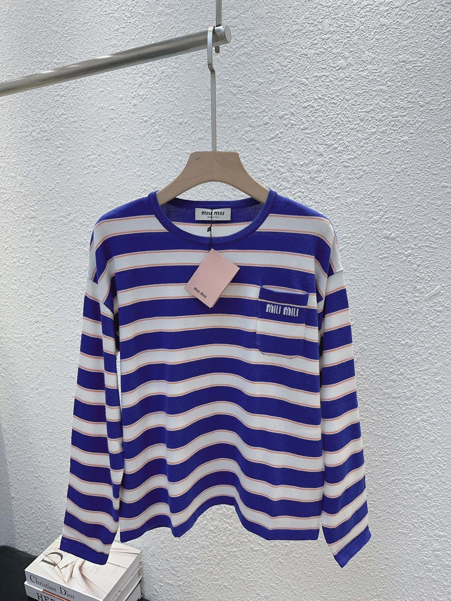NO:323436,Miu's home!  Special counter model!  New early autumn style!  Boobs pocket letter logo round neck contrast striped long sleeve knit top!  All three standards!  S/M/L, shipped in stock!  (M size bust 98 garment length 58), miumiu, alexander wang19860909Miu家！专柜款！早秋新款！胸前口袋字母logo圆领撞色条纹长袖针织上衣！三标全！码数S/M/L,现货发！(M码胸围98衣长58),,miumiu,alexander wang,Women's clothing