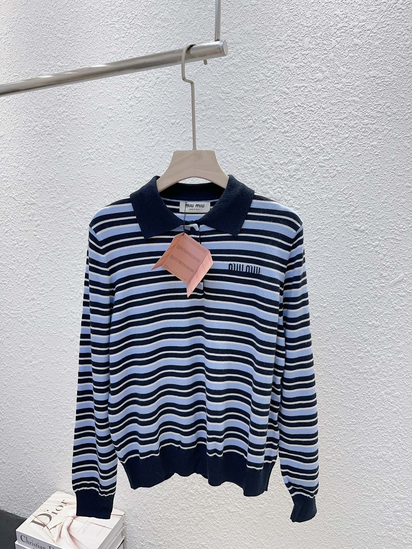 NO:323412,Miu's home!  New early autumn style!  Chest letter logo pattern jacquard lapel contrast striped knitted long-sleeved top!  Complete three standards!  S/M/L, shipped in stock!  (M size bust 100 garment length 59), miumiu,alexander wang19860909Miu家！早秋新款！胸口字母logo图案提花翻领撞色条纹针织长袖上衣！三标齐全！码数S/M/L,现货发！(M码胸围100衣长59),,miumiu,alexander wang,Women's clothing