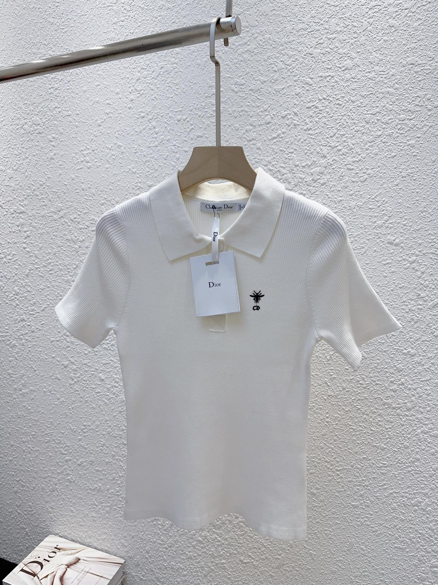 NO:311799,D home!  Special counter model!  Chest embroidered letters logo bee pattern lapel short-sleeved top!  All three standards!  White navy blue, code S/M/L, shipped in stock!  (M size bust 78 garment length 55), dior, T-shirt, alexander wang19860909D家！专柜款！胸口刺绣字母logo蜜蜂图案翻领短袖上衣！三标全！白色藏青色,码数S/M/L,现货发！(M码胸围78衣长55),,dior,T-shirt,alexander wang,Women's clothing