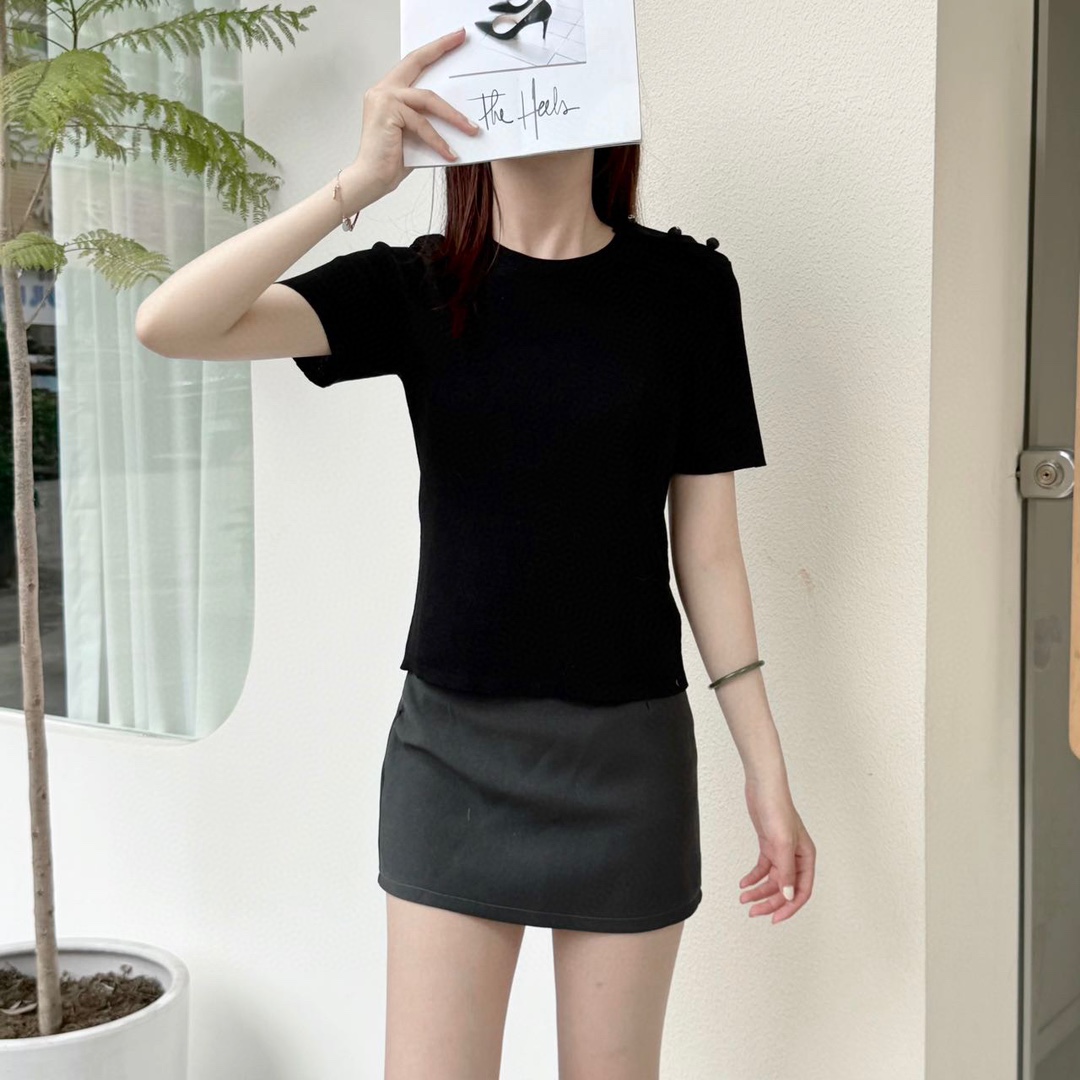 NO:311796,Dio* Home!  Higher version!  Customized letters, pearl buttons, waist embroidered bee logo pattern to make you look slim round neck top!  All three standards!  Number of codes 36/38/40, shipped in stock!  (36 size bust 74 length 53), dior,alexander wang19860909Dio*家！高版本！肩部定制字母珍珠纽扣腰间刺绣蜜蜂logo图案显瘦圆领上衣！三标全！码数36/38/40,现货发！(36码胸围74衣长53),,dior,alexander wang,Women's clothing