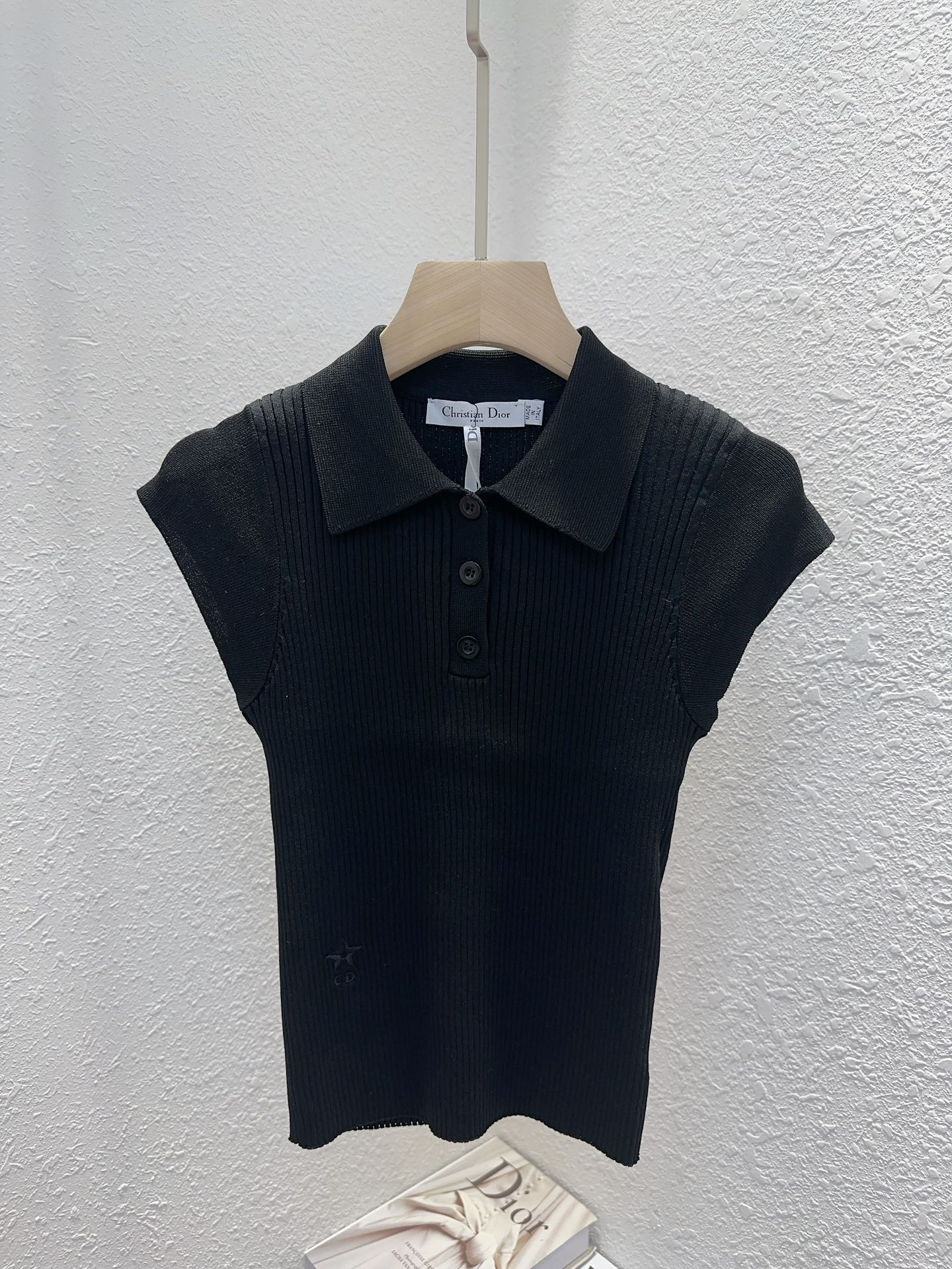 NO:311802,Dio* Home!  Higher version!  The waist embroidered letter logo with five-star pattern lapel slim knitted top!  Extra elasticity!  All three standards!  Two colors!  Number of codes 36/38/40, shipped in stock!  (38 size bust 58 length 51), dior,alexander wang19860909Dio*家！高版本！腰间刺绣字母logo五星图案翻领显瘦针织上衣！超大弹力！三标全！两色！码数36/38/40,现货发！(38码胸围58衣长51),,dior,alexander wang,Women's clothing