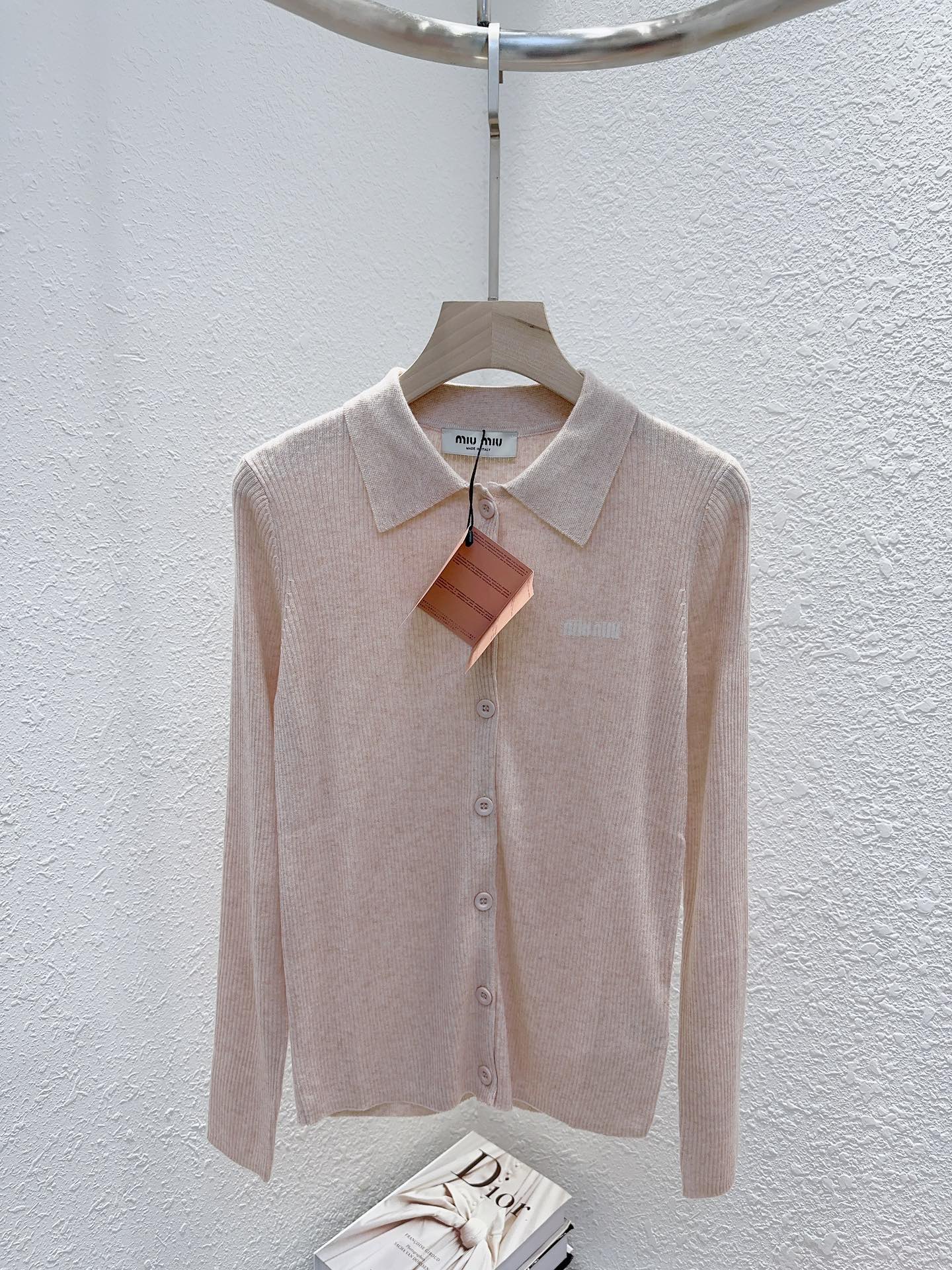 NO:310800,Miu Miu family!  Special counter model!  Chest letter logo pattern jacquard lapel single-breasted long-sleeved cardigan top!  Complete three standards!  Three colors!  S/M/L, shipped in stock!  (M size bust 76 garment length 58) Extra elasticity, miumiu, alexander wang19860909Miu缪家！专柜款！胸口字母logo图案提花翻领单排扣长袖开衫上衣！三标齐全！三色！码数S/M/L,现货发！(M码胸围76衣长58)超大弹力,,miumiu,alexander wang,Women's clothing