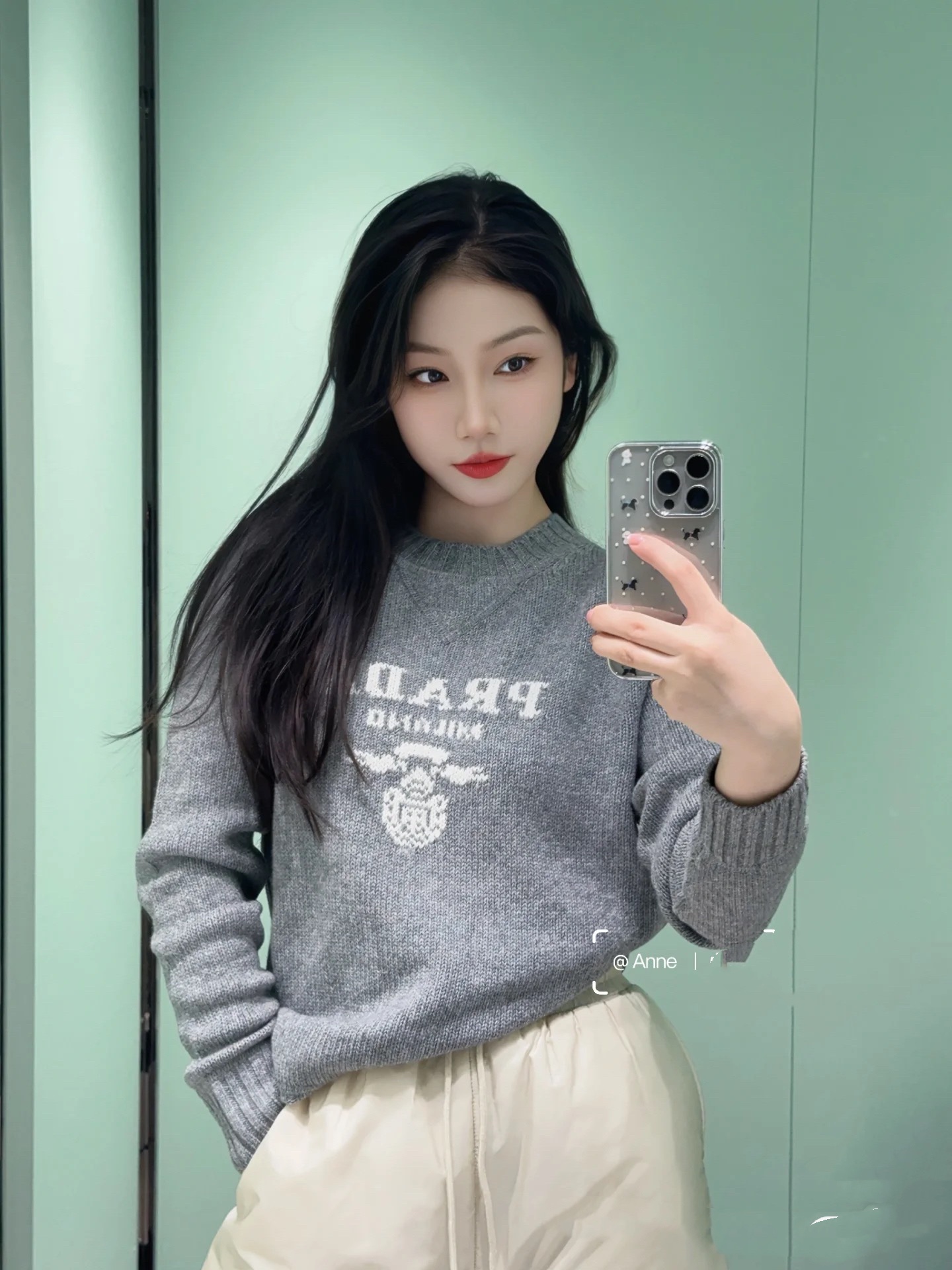 NO:708246,Pra Pujia!  Counter style!  High version!  Round neck short long-sleeved sweater with jacquard letter logo pattern on the chest!  All three standards are complete!  Three colors!  Size S/M/L, shipped from stock!  (M size bust 92, length 46),,prada,prada,sweaters,19860909Pra普家！专柜款！高版本！胸前字母logo图案提花圆领短款长袖毛衣！三标齐全！三色！码数S/M/L,现货发！(M码胸围92衣长46),,prada,prada,sweaters,,Women's clothing