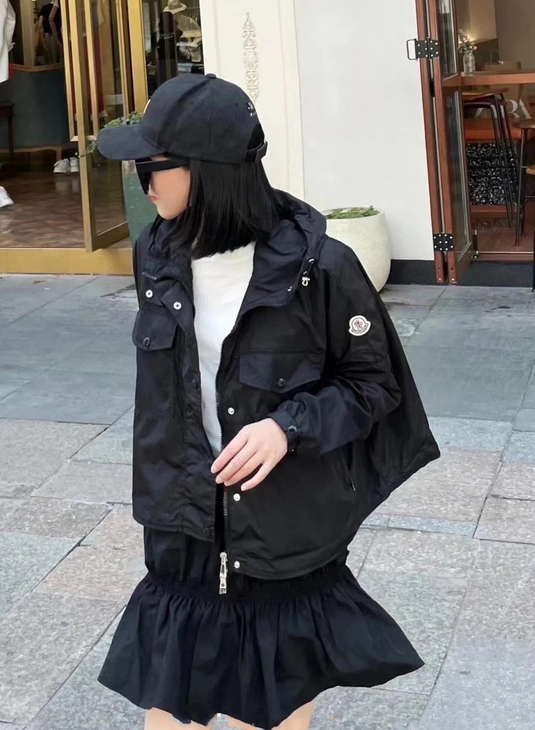 NO:325569,Moncler covers his mouth!  Special counter model!  Custom letter logo metal hardware hooded loose short jacket!  It's so beautiful!  Complete three standards!  Excellent quality!  White and black!  Number of codes 0/1/2, shipped in stock!  (1 size bust 148 49 49 garment length), Moncler, jackets & coats, hats, alexander wang19860909Moncler蒙口！专柜款！定制字母logo金属五金连帽宽松短款小外套！美爆了！三标齐全！质量赞！白色黑色！码数0/1/2,现货发！(1码胸围148衣长49),,Moncler,jackets & coats,hats,alexander wang,Women's clothing