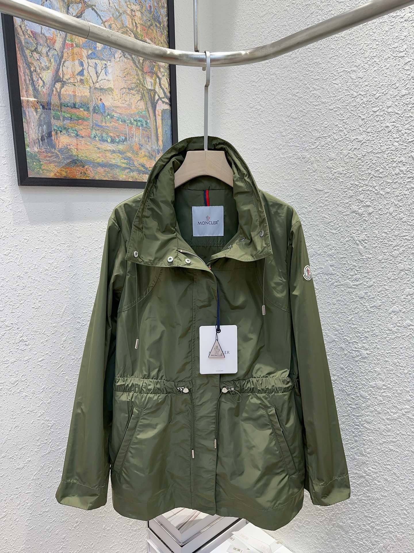 NO:325573,Moncler's mouth-covered family!  Special counter model!  Customized metal letter logo hardware hooded zipper windbreaker jacket!  Excellent quality!  Black and green!  Number of codes 1/2/3, shipped in stock!  (2 size bust 106 length 72), Moncler, jackets & coats,hats,alexander wang19860909Moncler蒙口家！专柜款！定制金属字母logo五金连帽拉链风衣外套！质量超赞！黑色绿色！码数1/2/3,现货发！(2码胸围106衣长72),,Moncler,jackets & coats,hats,alexander wang,Women's clothing