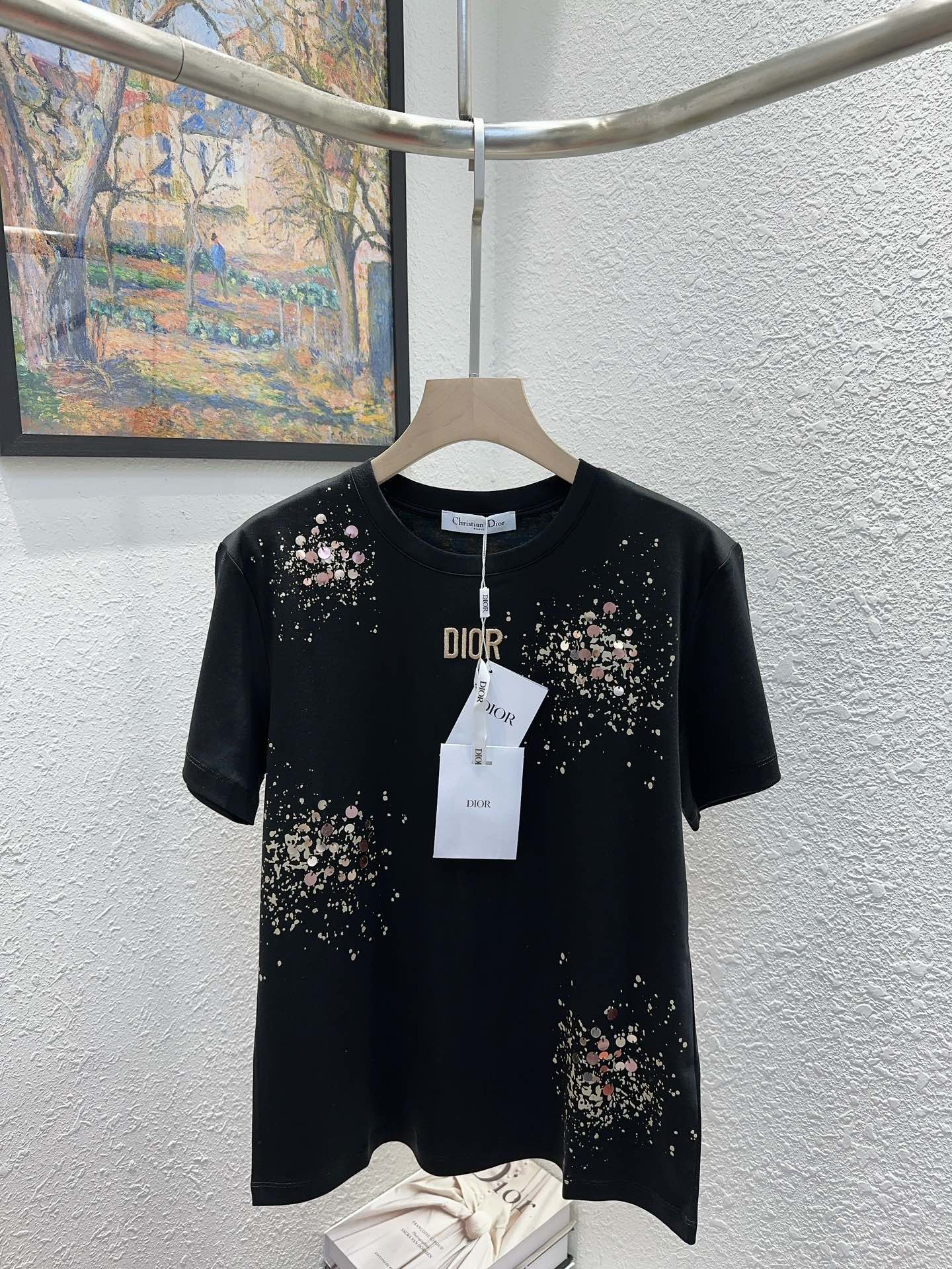 NO:435126,Dio* Home!  Special counter model!  Higher version!  Heavy industry embroidered letter logo sequin decorative round neck mercerated cotton short-sleeved T-shirt!  Complete three standards!  White and black!  S/M/L, shipped in stock!  (M size bust 92 length 60), dior, T-shirt,tees, t-shirt,alexander wang19860909Dio*家！专柜款！高版本！重工刺绣字母logo亮片装饰圆领丝光棉短袖T恤！三标齐全！白色黑色！码数S/M/L,现货发！(M码胸围92衣长60),,dior,T-shirt,tees，t-shirt,alexander wang,Women's clothing