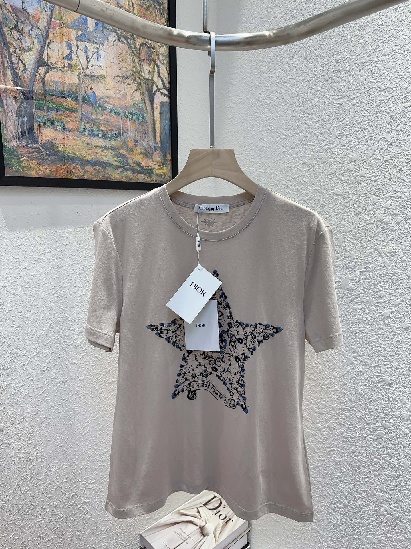 NO:435129,Dio* Home!  Special counter model!  New early spring style!  Heavy industry embroidered logo five-pointed star flower pattern back little bee round neck short-sleeved T-shirt!  Complete three standards!  Three colors!  S/M/L, shipped in stock!  (M size bust 96 length 61), dior, T-shirt,tees, t-shirt,alexander wang19860909Dio*家！专柜款！早春新款！重工刺绣logo五角星花朵图案后背小蜜蜂圆领短袖T恤！三标齐全！三色！码数S/M/L,现货发！(M码胸围96衣长61),,dior,T-shirt,tees，t-shirt,alexander wang,Women's clothing