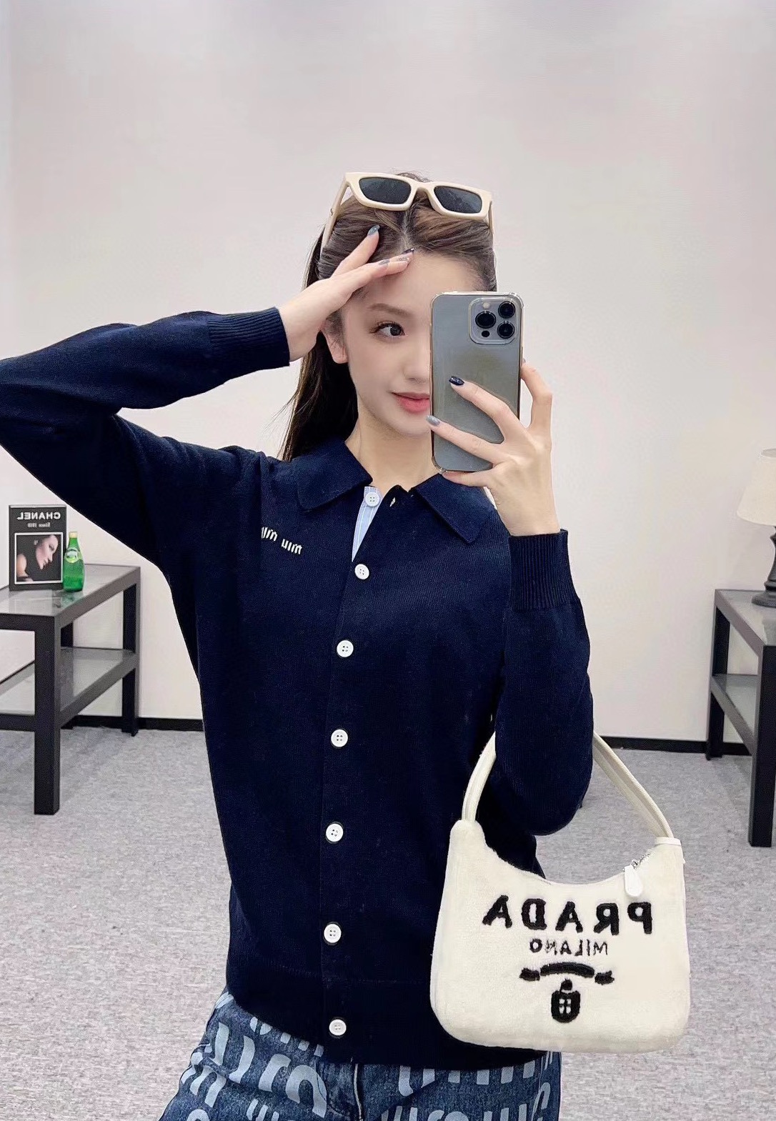 NO:295472,Miu Miu family!  Special counter model!  Chest letter logo pattern jacquard lapel contrast color long-sleeved cardigan sweater!  Complete three standards!  Three colors!  S/M/L, shipped in stock!  (Size S bust 94 garment length 60), miumiu, sweaters, alexander wang19860909Miu缪家！专柜款！胸口字母logo图案提花翻领撞色门襟长袖开衫毛衣！三标齐全！三色！码数S/M/L,现货发！(S码胸围94衣长60),,miumiu,sweaters,alexander wang,Women's clothing