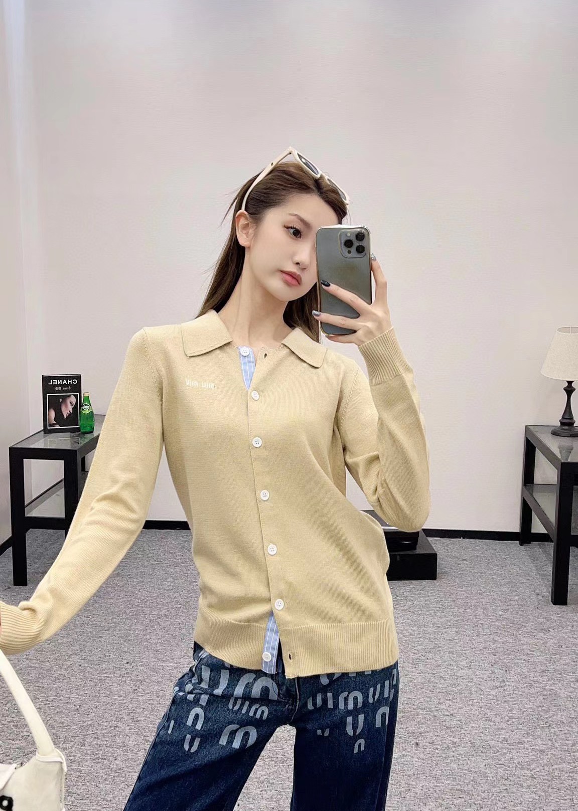 NO:325574,Miu Miu family!  Special counter model!  Chest letter logo pattern jacquard lapel contrast color long-sleeved cardigan sweater!  Complete three standards!  Three colors!  S/M/L, shipped in stock!  (Size S bust 94 garment length 60), miumiu, sweaters, alexander wang19860909Miu缪家！专柜款！胸口字母logo图案提花翻领撞色门襟长袖开衫毛衣！三标齐全！三色！码数S/M/L,现货发！(S码胸围94衣长60),,miumiu,sweaters,alexander wang,Women's clothing