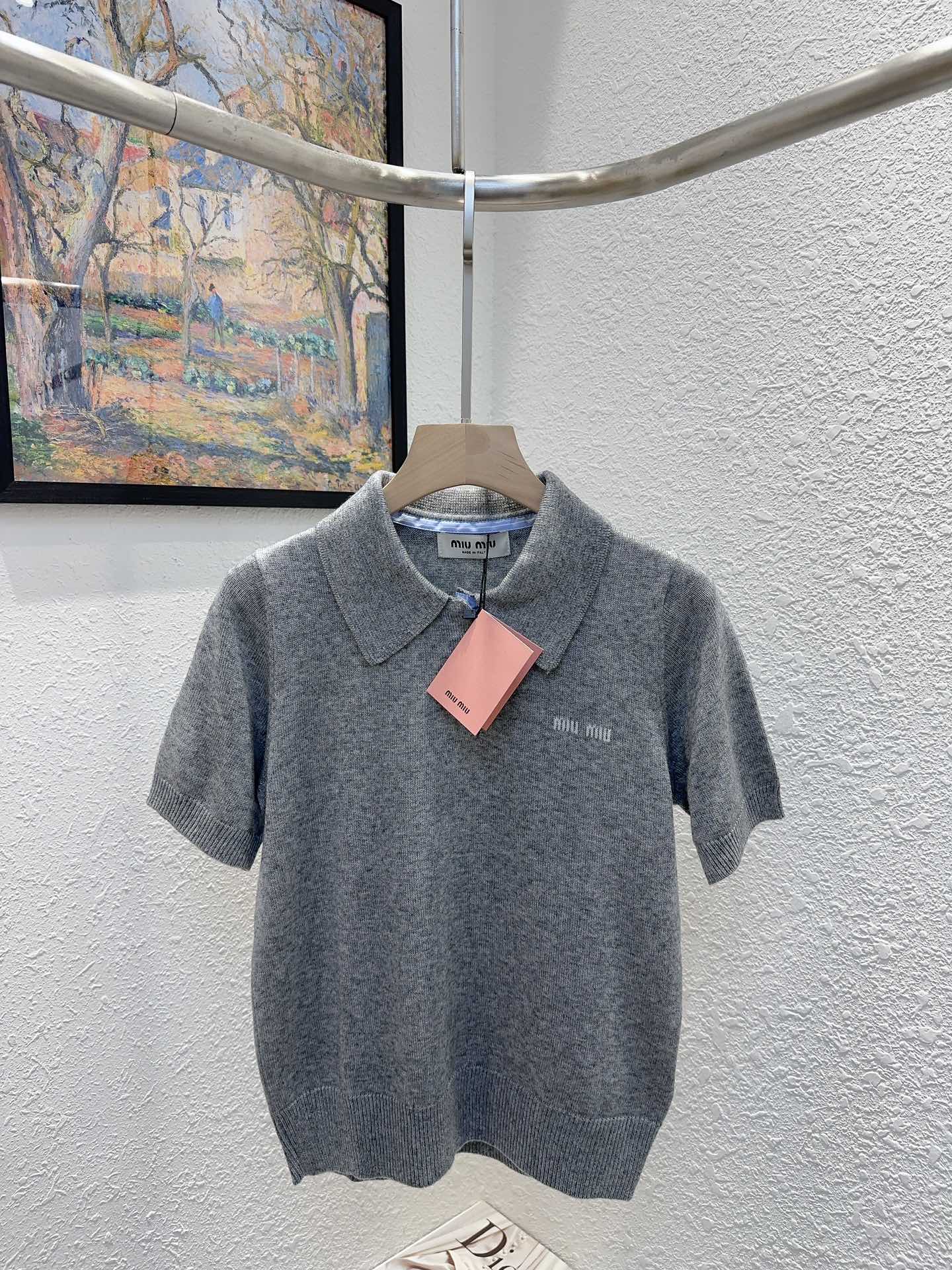 NO:325576,Miu Miu family!  Special counter model!  Chest letter logo pattern jacquard contrast collar lapel short-sleeved sweater!  Complete three standards!  Three colors!  S/M/L, shipped in stock!  (Size S bust 88 length 54), Miumiu,sweaters,T-shirt,alexander wang19860909Miu缪家！专柜款！胸口字母logo图案提花撞色领口翻领短袖毛衣！三标齐全！三色！码数S/M/L,现货发！(S码胸围88衣长54),,miumiu,sweaters,T-shirt,alexander wang,Women's clothing