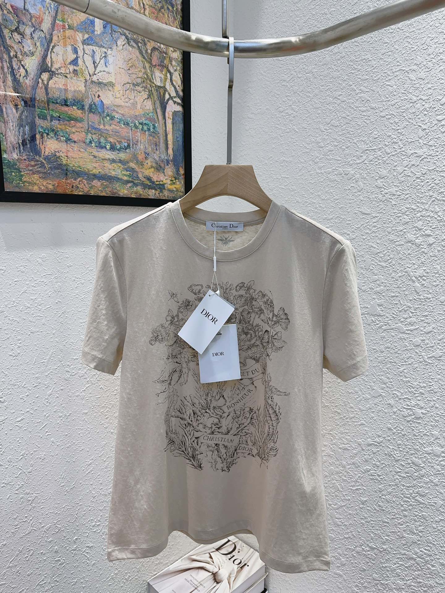 NO:420579,Dio* Home!  Special counter model!  Letter logo on chest with plant and floral pattern printed back neck bee pattern round neck short-sleeved T-shirt!  Complete three standards!  Two colors!  S/M/L, shipped in stock!  (M size bust 96 length 61), dior, T-shirt,tees, t-shirt,alexander wang19860909Dio*家！专柜款！胸前字母logo植物花卉图案印花后领口蜜蜂图案圆领短袖T恤！三标齐全！两色！码数S/M/L,现货发！(M码胸围96衣长61),,dior,T-shirt,tees，t-shirt,alexander wang,Women's clothing