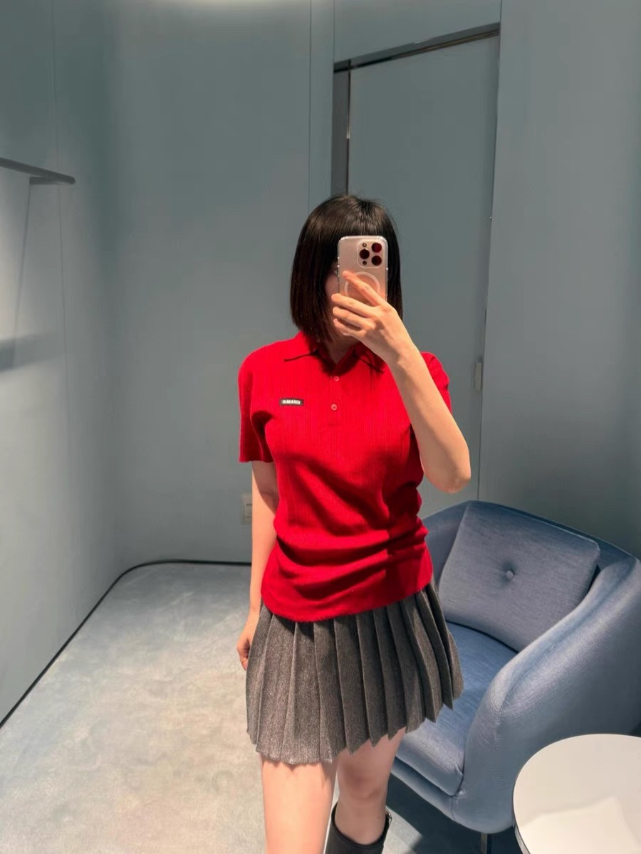 NO:295469,Miu Miu family!  Special counter model!  Chest letter logo pattern lapel hollow jacquard short-sleeved top!  Complete three standards!  Three colors!  S/M/L, shipped in stock!  (Size S bust 90 garment length 55), miumiu, T-shirt, alexander wang19860909Miu缪家！专柜款！胸口字母logo图案翻领镂空提花短袖上衣！三标齐全！三色！码数S/M/L,现货发！(S码胸围90衣长55),,miumiu,T-shirt,alexander wang,Women's clothing