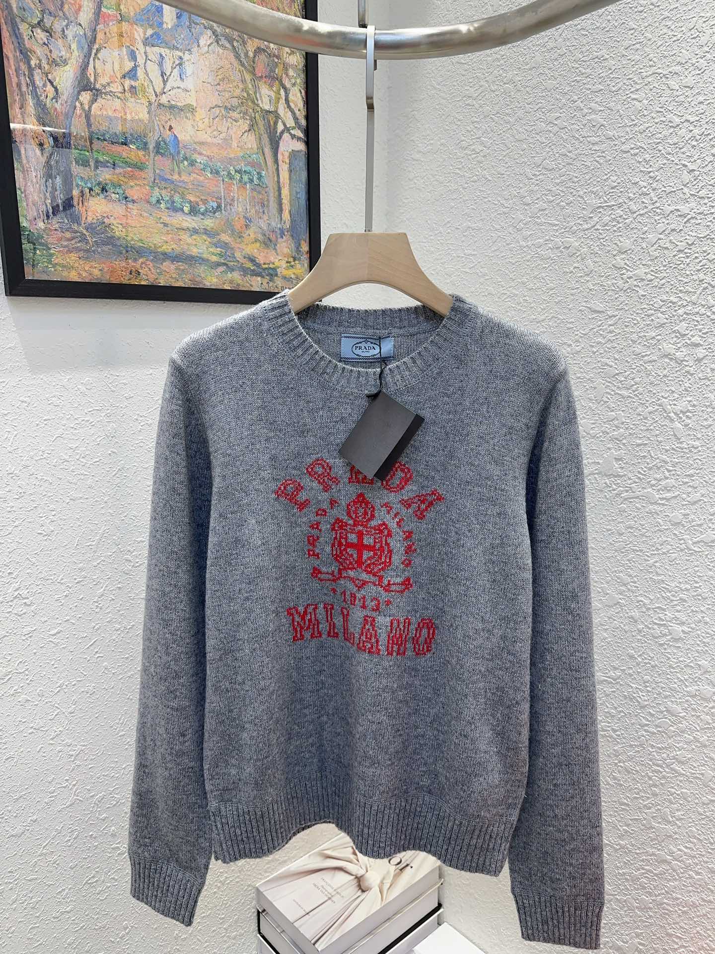 NO:708244,Pra Pujia!  Counter style!  Round neck long-sleeved sweater with jacquard letter logo pattern on the chest!  All three standards are complete!  Three colors!  Size S/M/L, shipped from stock!  (M size bust 96, length 59),,prada,prada,sweaters,19860909Pra普家！专柜款！胸前字母logo图案提花圆领长袖毛衣！三标齐全！三色！码数S/M/L,现货发！(M码胸围96衣长59),,prada,prada,sweaters,,Women's clothing