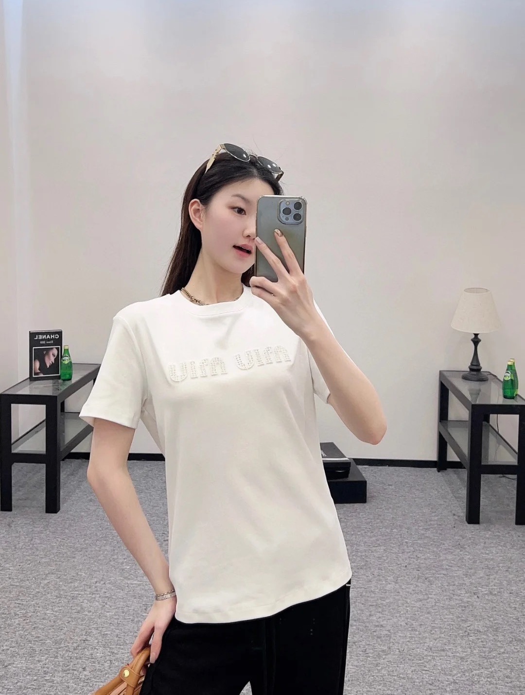 NO:295486,Miu Miu family!  Higher version!  Heavy industry embroidered beads three-dimensional letter logo pattern round neck mercerated cotton short-sleeved T-shirt!  Complete three standards!  Black and white!  S/M/L, shipped in stock!  (M size bust 94 length 61), miumiu, T-shirt,tees, t-shirt,alexander wang19860909Miu缪家！高版本！重工刺绣钉珠立体字母logo图案圆领丝光棉短袖T恤！三标齐全！黑色白色！码数S/M/L,现货发！(M码胸围94衣长61),,miumiu,T-shirt,tees，t-shirt,alexander wang,Women's clothing