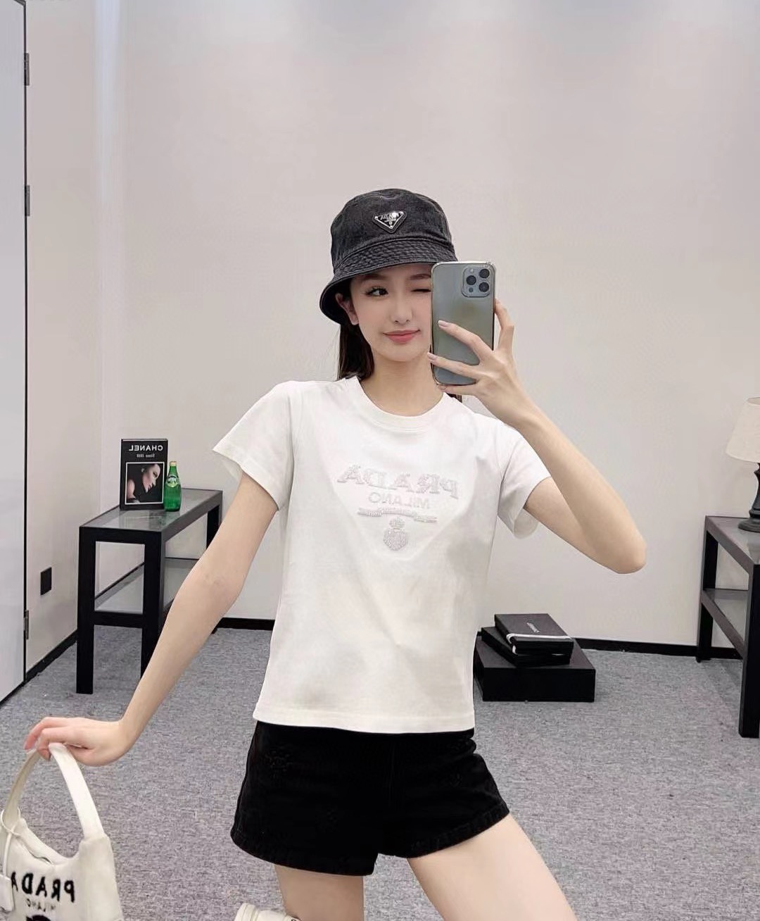 NO:295483,Pra Pu’s family!  Higher version!  Heavy industrial embroidered letter logo on the chest, sequin craftsmanship round neck short short-sleeved T-shirt!  Complete three standards!  Two colors!  S/M/L, shipped in stock!  (M size bust 94 length 54), prada, prada, T-shirt,tees, t-shirt,alexander wang19860909Pra普家！高版本！胸前重工刺绣字母logo包亮片工艺圆领短款短袖T恤！三标齐全！两色！码数S/M/L,现货发！(M码胸围94衣长54),,prada,prada,T-shirt,tees，t-shirt,alexander wang,Women's clothing