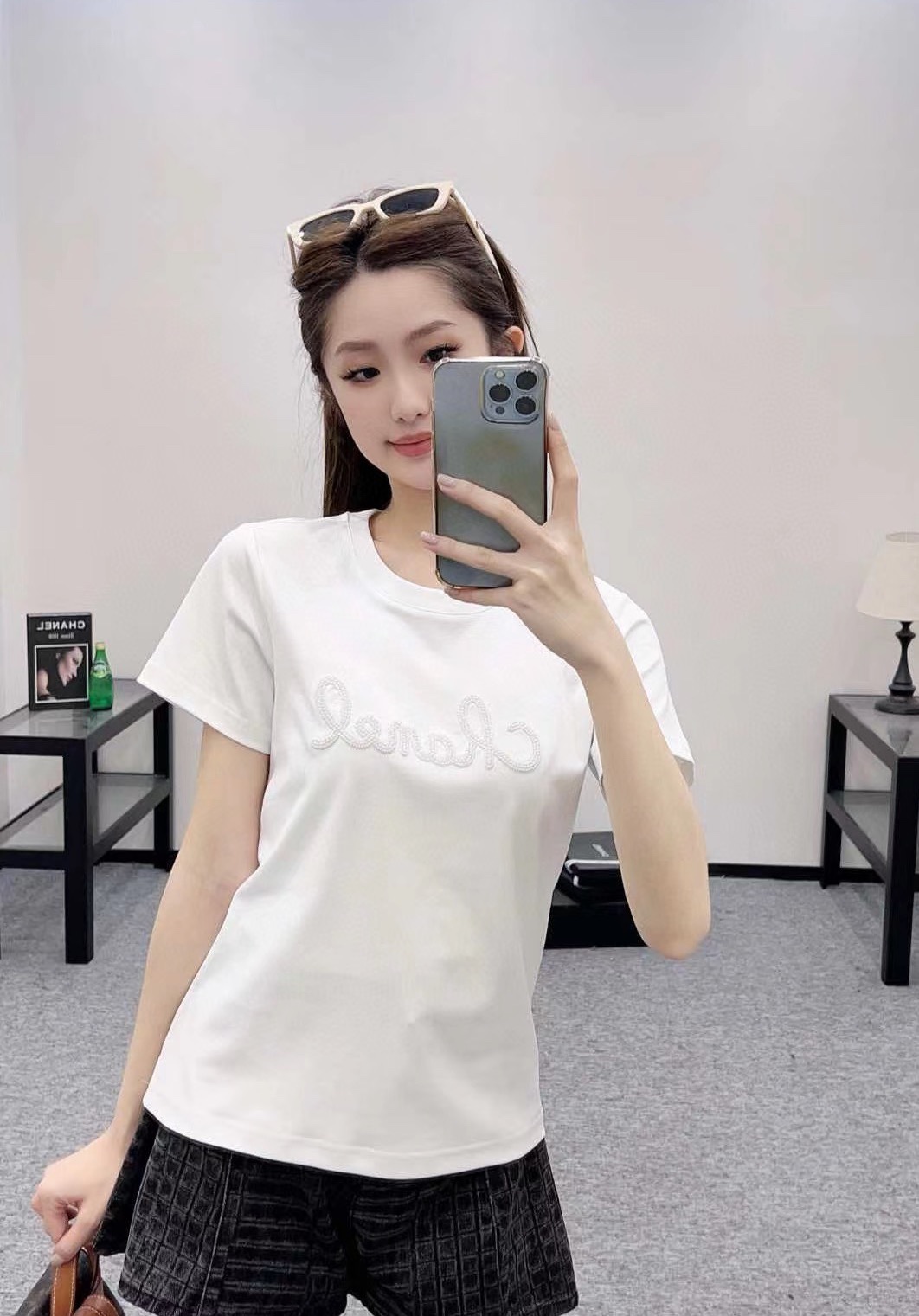 NO:295480,CC Xiaoxiang Home!  Higher version!  Heavy-industrial embroidered bead letters logo pattern round neck mercerated cotton short-sleeved T-shirt on the chest!  Complete three standards!  Black and white!  Number of codes 36/38/40, shipped in stock!  (38 size bust 94 length 59), chanel, T-shirt,tees, t-shirt,alexander wang19860909CC小香家！高版本！胸前重工刺绣钉珠字母logo图案圆领丝光棉短袖T恤！三标齐全！黑色白色！码数36/38/40,现货发！(38码胸围94衣长59),,chanel,T-shirt,tees，t-shirt,alexander wang,Women's clothing