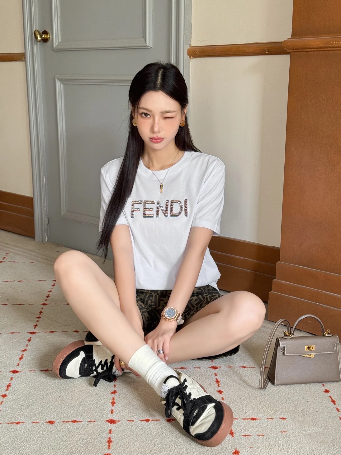 NO:502677,FF Home!  Special counter model!  Heavy industry embroidered sequin beaded letters logo pattern round neck mercerated cotton short-sleeved T-shirt!  Complete three standards!  White and black!  S/M/L, shipped in stock!  (M size bust 96 length 61), fendi, T-shirt,tees, t-shirt,alexander wang19860909FF家！专柜款！重工刺绣亮片钉珠字母logo图案圆领丝光棉短袖T恤！三标齐全！白色黑色！码数S/M/L,现货发！(M码胸围96衣长61),,fendi,T-shirt,tees，t-shirt,alexander wang,Women's clothing