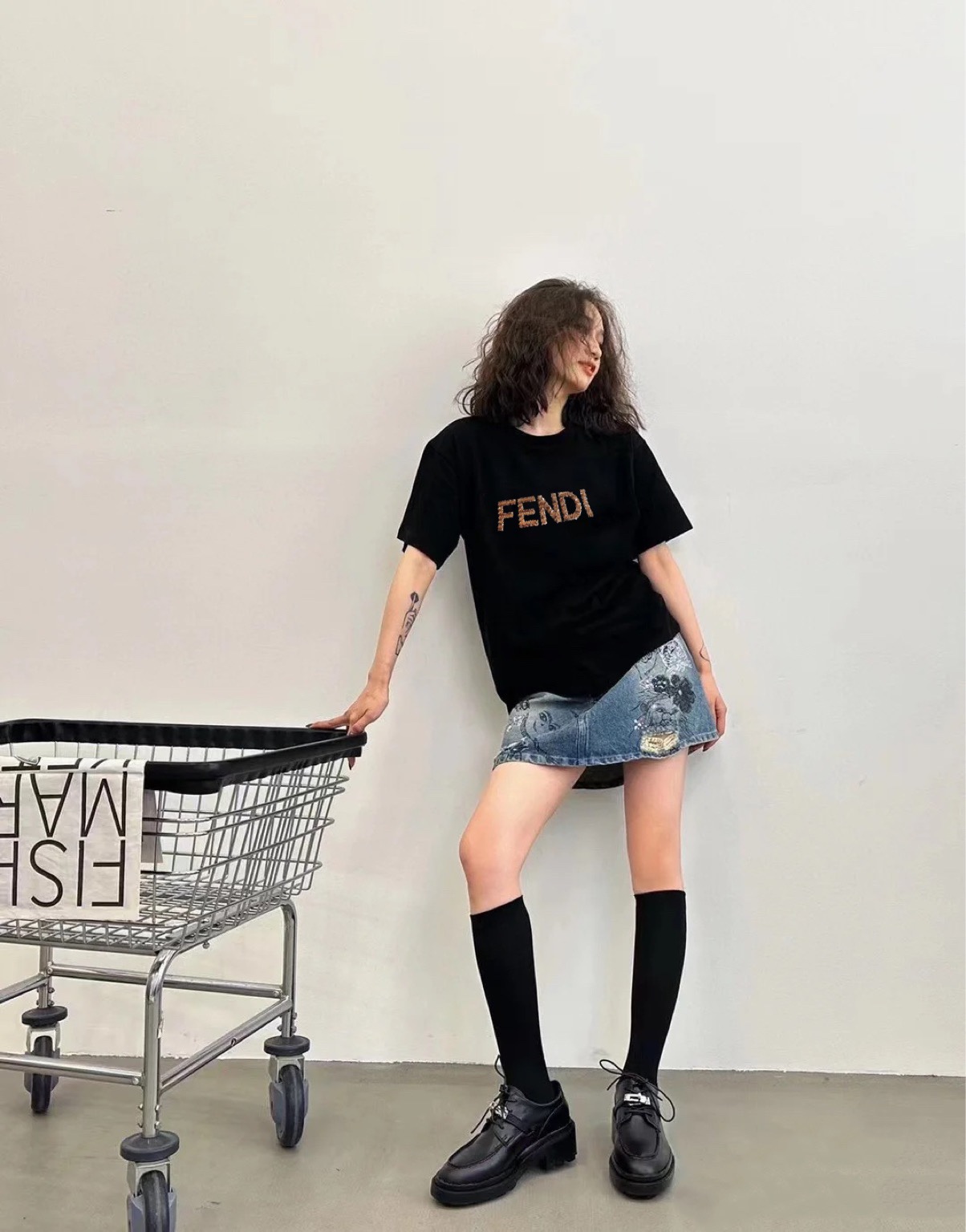 NO:309290,FF Home!  Special counter model!  Heavy industry embroidered sequin beaded letters logo pattern round neck mercerated cotton short-sleeved T-shirt!  Complete three standards!  White and black!  S/M/L, shipped in stock!  (M size bust 96 length 61), fendi, T-shirt,tees, t-shirt,alexander wang19860909FF家！专柜款！重工刺绣亮片钉珠字母logo图案圆领丝光棉短袖T恤！三标齐全！白色黑色！码数S/M/L,现货发！(M码胸围96衣长61),,fendi,T-shirt,tees，t-shirt,alexander wang,Women's clothing