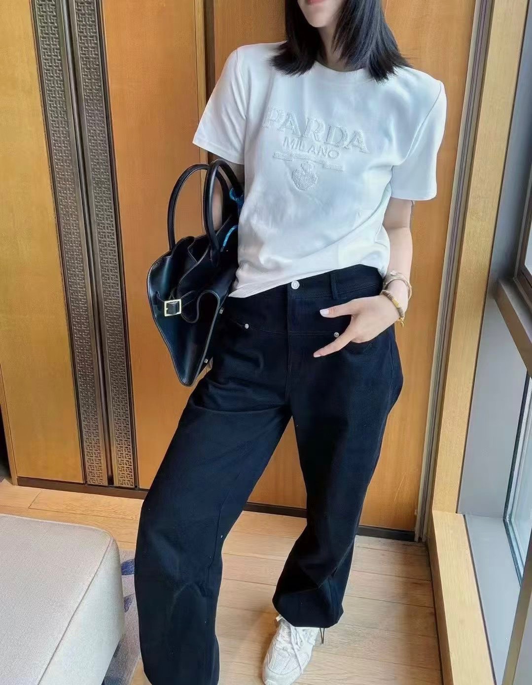 NO:806233,Pra Pujia!  Counter style!  High version!  Round neck mercerized cotton short-sleeved T-shirt with sequin letter logo pattern embroidered on the chest!  All three standards are complete!  Size S/M/L/XL, shipped from stock!  (M size bust 94, length 60),, prada, prada, T-shirt, tees, t-shirt,19860909Pra普家！专柜款！高版本！胸前刺绣亮片字母logo图案圆领丝光棉短袖T恤！三标齐全！码数S/M/L/XL,现货发！(M码胸围94衣长60),,prada,prada,T-shirt,tees，t-shirt,,Women's clothing