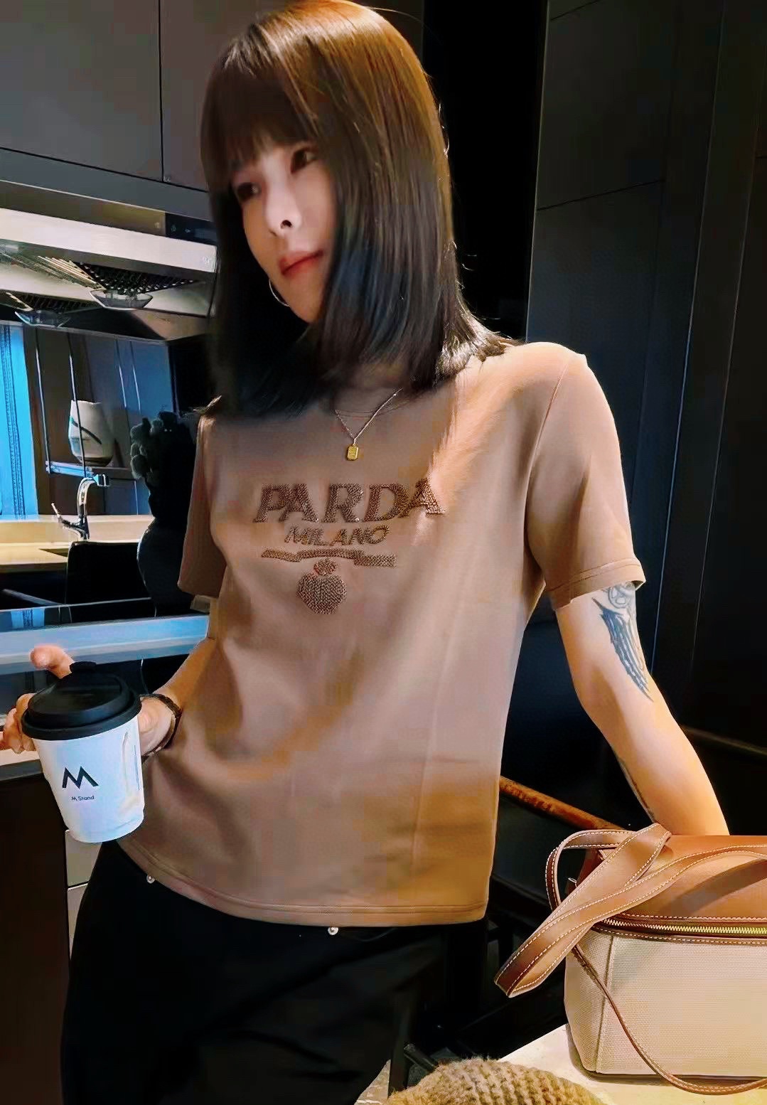 NO:739661,Pra Pujia!  Counter style!  High version!  Round neck mercerized cotton short-sleeved T-shirt with sequin letter logo pattern embroidered on the chest!  All three standards are complete!  Size S/M/L/XL, shipped from stock!  (M size bust 94, length 60),, prada, prada, T-shirt, tees, t-shirt,19860909Pra普家！专柜款！高版本！胸前刺绣亮片字母logo图案圆领丝光棉短袖T恤！三标齐全！码数S/M/L/XL,现货发！(M码胸围94衣长60),,prada,prada,T-shirt,tees，t-shirt,,Women's clothing