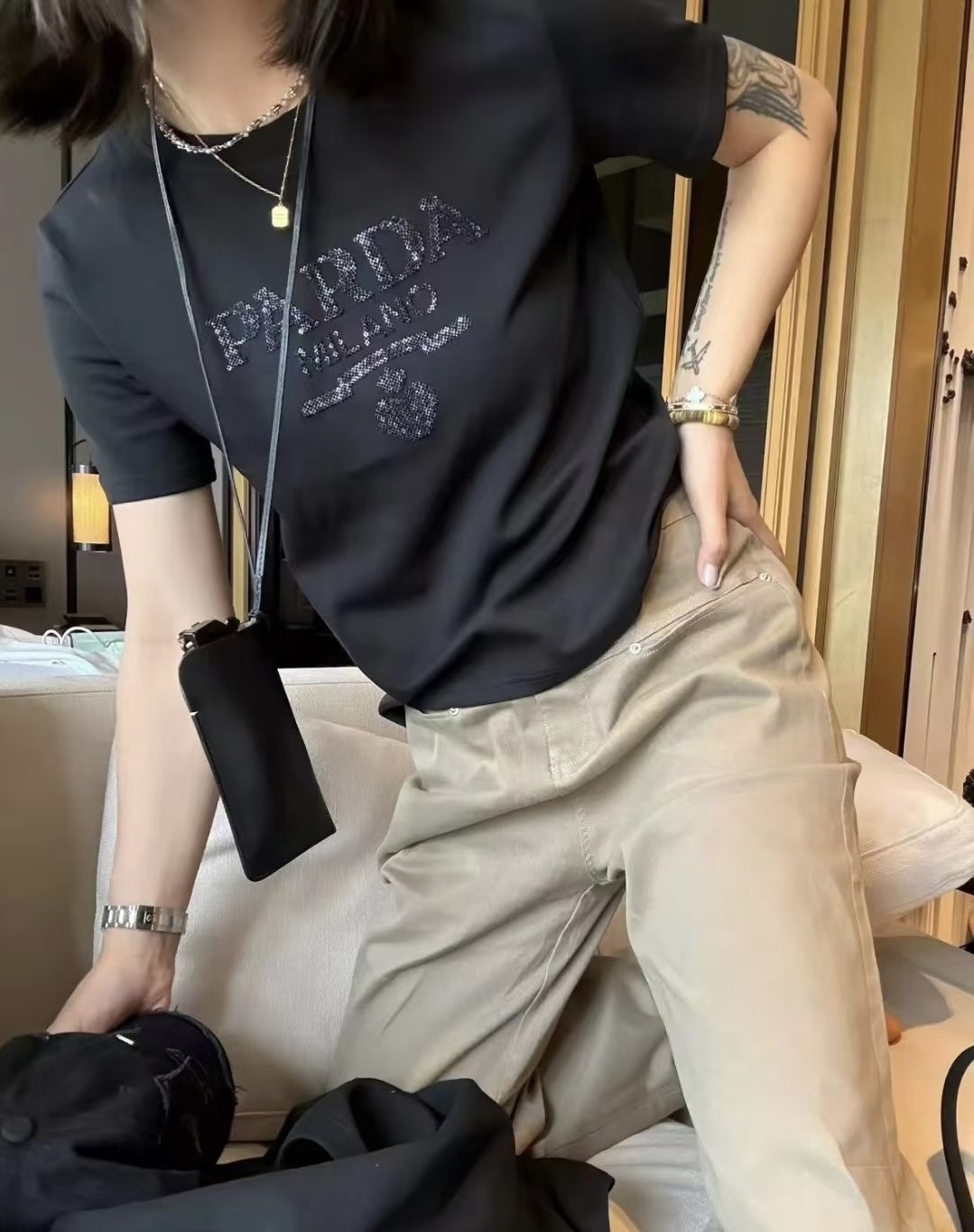 NO:309296,Pra Pu’s family!  Special counter model!  Higher version!  Embroidered sequin letter logo pattern with round neck mercerized cotton short-sleeved T-shirt on chest!  Complete three standards!  Three colors!  S/M/L/XL, shipped in stock!  (M size bust 94 length 60), prada, prada, T-shirt,tees, t-shirt,alexander wang19860909Pra普家！专柜款！高版本！胸前刺绣亮片字母logo图案圆领丝光棉短袖T恤！三标齐全！三色！码数S/M/L/XL,现货发！(M码胸围94衣长60),,prada,prada,T-shirt,tees，t-shirt,alexander wang,Women's clothing