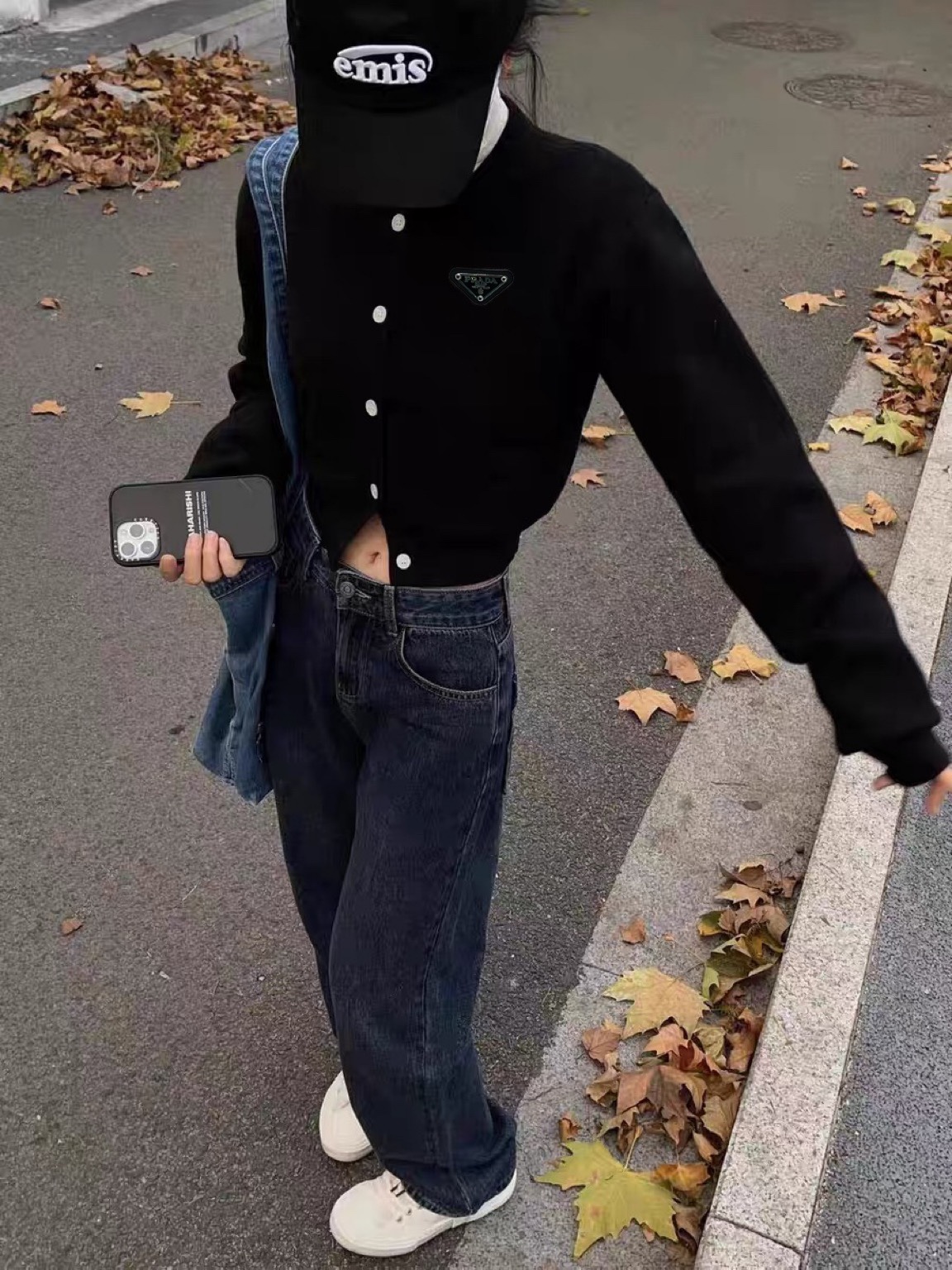 NO:323406,Pra Pu’s family!  Higher version!  Chest triangle letter logo pattern badge round neck short cardigan knitted top!  It's so beautiful!  Complete three standards!  Three colors!  Number of codes 36/38/40, shipped in stock!  (38 size bust 84 length 45), prada, prada, alexander wang19860909Pra普家！高版本！胸口三角标字母logo图案徽章圆领短款开衫针织上衣！美爆了！三标齐全！三色！码数36/38/40,现货发！(38码胸围84衣长45),,prada,prada,alexander wang,Women's clothing