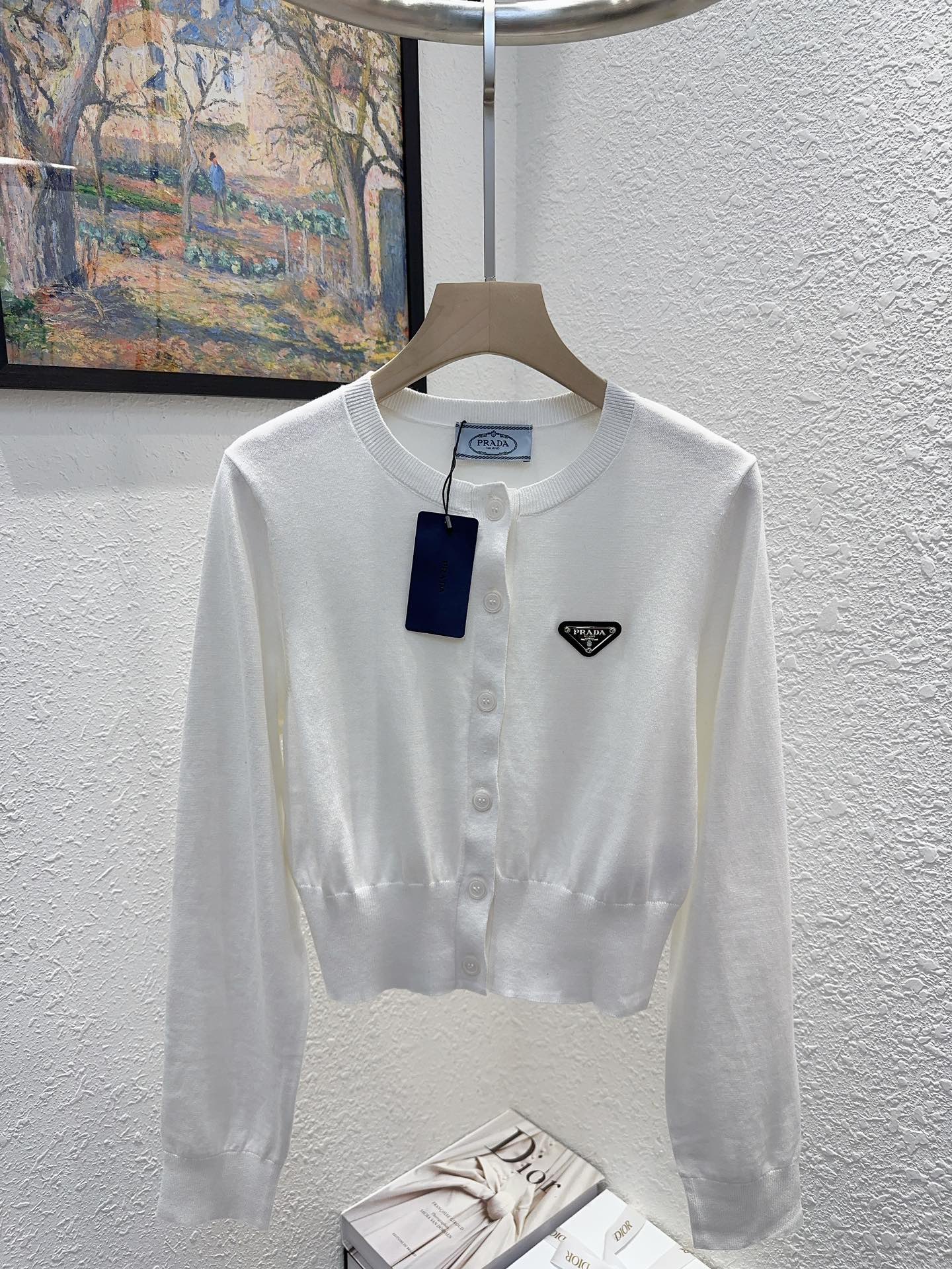 NO:323408,Pra Pu’s family!  Higher version!  Chest triangle letter logo pattern badge round neck short cardigan knitted top!  It's so beautiful!  Complete three standards!  Three colors!  Number of codes 36/38/40, shipped in stock!  (38 size bust 84 length 45), prada, prada, alexander wang19860909Pra普家！高版本！胸口三角标字母logo图案徽章圆领短款开衫针织上衣！美爆了！三标齐全！三色！码数36/38/40,现货发！(38码胸围84衣长45),,prada,prada,alexander wang,Women's clothing