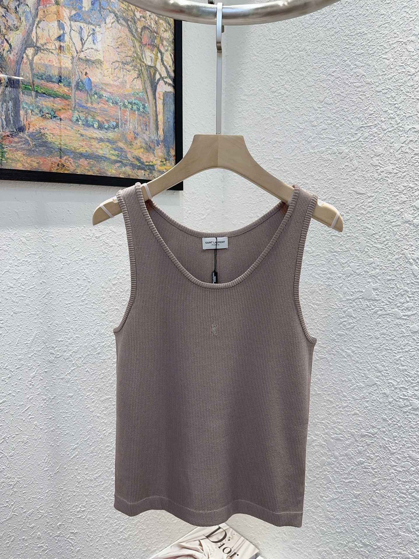 NO:311813,Ysl home!  Special counter model!  Chest embroidered letter logo pattern sleeveless knitted vest top!  Complete three standards!  Two colors!  S/M/L, shipped in stock!  (M size bust 72 length 54), saint laurent,louis vuitton,alexander wang19860909Ysl家！专柜款！胸口刺绣字母logo图案无袖针织背心上衣！三标齐全！两色！码数S/M/L,现货发！(M码胸围72衣长54),,saint laurent,louis vuitton,alexander wang,Women's clothing