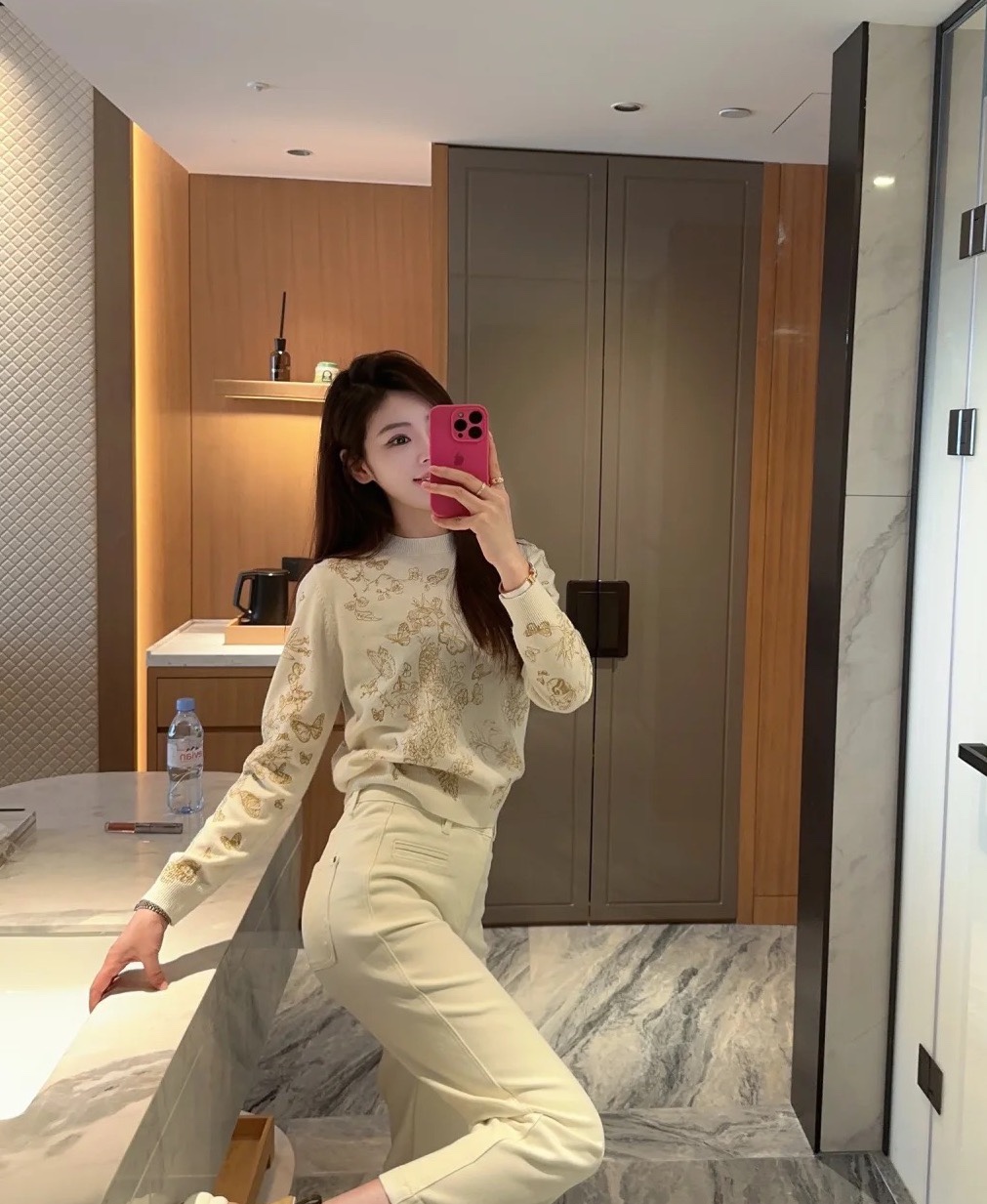 NO:310810,Dior home!  Special counter model!  Heavy industry embroidered gold thread butterfly floral pattern waist letter logo round neck long-sleeved sweater!  All three standards!  Number of codes 36/38/40, shipped in stock!  (36 size bust 90 garment length 55), dior, sweaters, alexander wang19860909Dior家！专柜款！重工刺绣金线蝴蝶花卉图案腰间字母logo圆领长袖毛衣！三标全！码数36/38/40,现货发！(36码胸围90衣长55),,dior,sweaters,alexander wang,Women's clothing