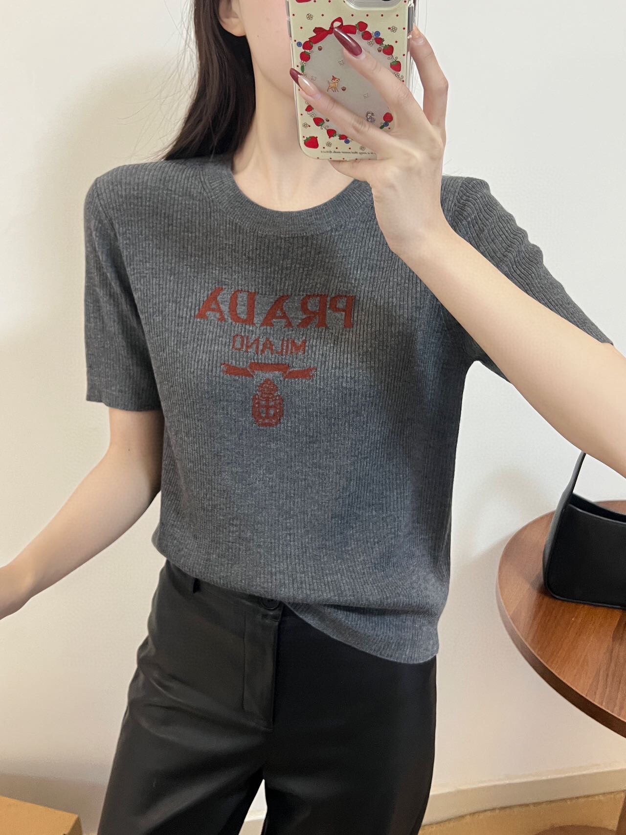 NO:311812,Pra Pu’s family!  Higher version!  Letter logo pattern on chest jacquard round neck short-sleeved knitted top!  All three standards!  White gray!  S/M/L, shipped in stock!  (M size bust 84 length 53), prada, prada, T-shirt, alexander wang19860909Pra普家！高版本！胸前字母logo图案提花圆领短袖针织上衣！三标全！白色灰色！码数S/M/L,现货发！(M码胸围84衣长53),,prada,prada,T-shirt,alexander wang,Women's clothing