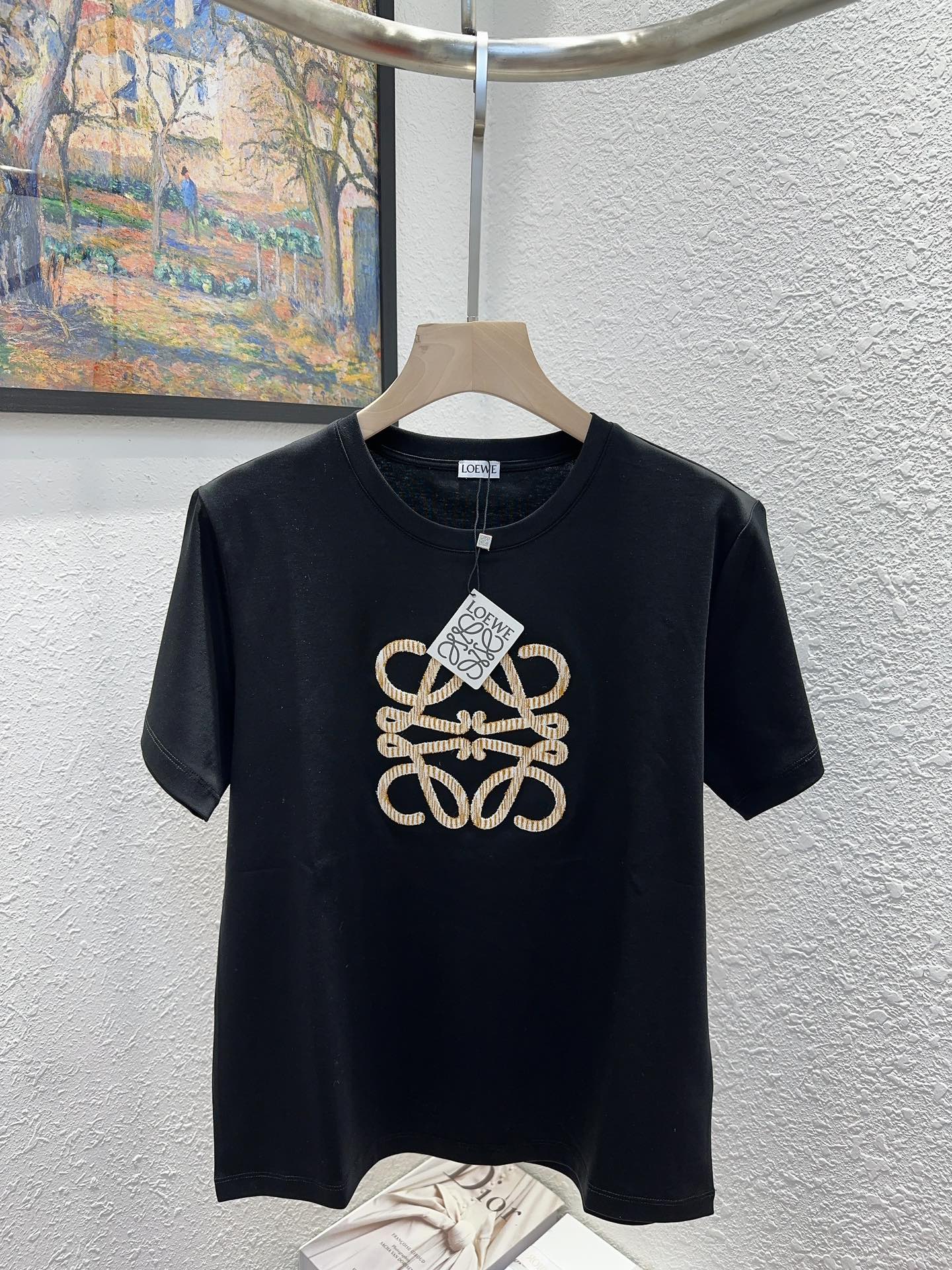 NO:316154,Loe Luo Yiwei!  Higher version!  Embroidered three-dimensional letter logo pattern on the chest with round neck mercerized cotton short-sleeved T-shirt!  Complete three standards!  White and black!  S/M/L/XL, shipped in stock!  (M size bust 92 length 59), loewe,loewe,t-shirt,tees,t-shirt,alexander wang19860909Loe罗意威！高版本！胸前刺绣立体字母logo图案圆领丝光棉短袖T恤！三标齐全！白色黑色！码数S/M/L/XL,现货发！(M码胸围92衣长59),,loewe,loewe,T-shirt,tees，t-shirt,alexander wang,Women's clothing