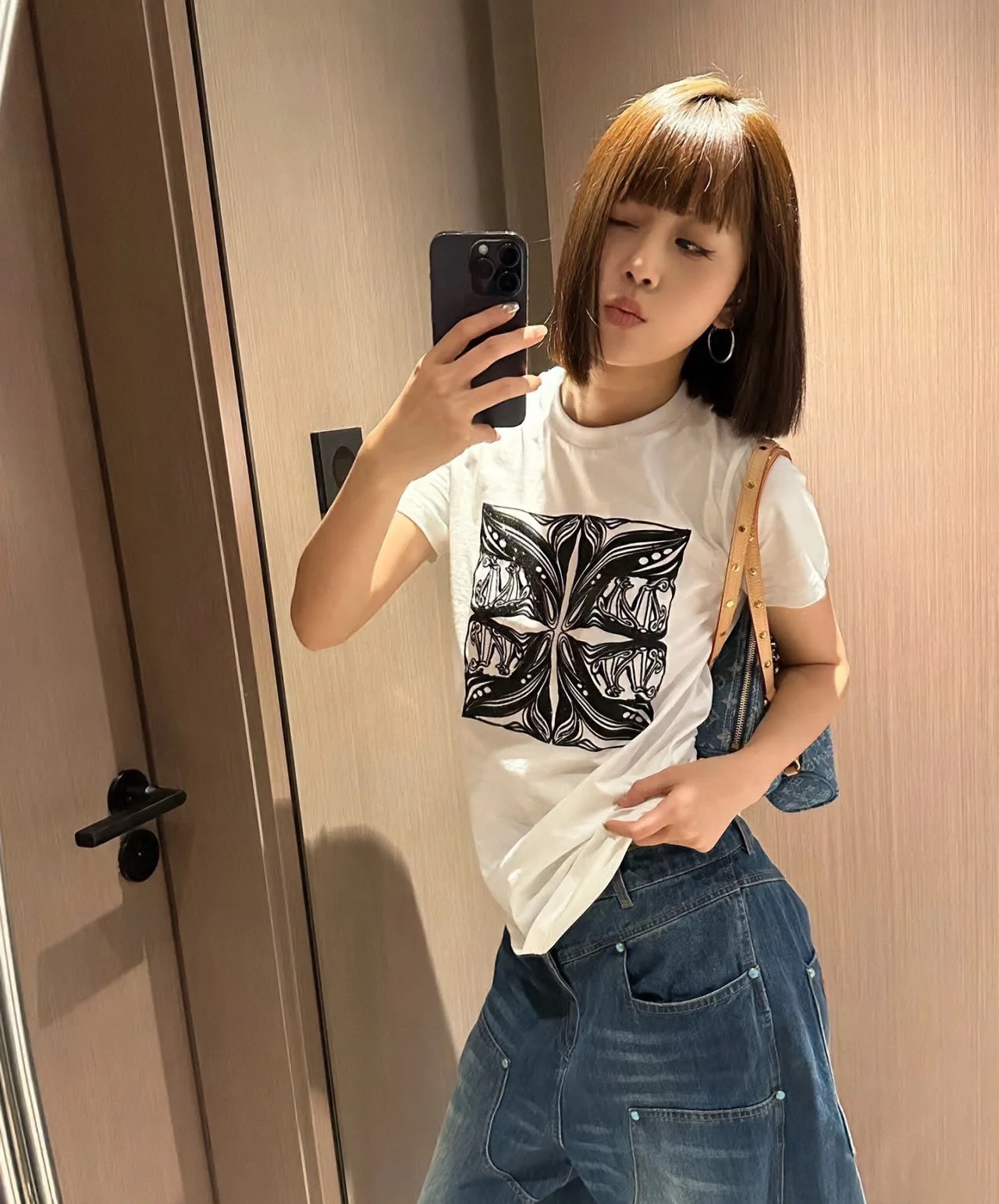 NO:477326,Max Home!  Special counter model!  Heavy industry embroidered letter logo with iron diamond pattern round neck mercerated cotton short-sleeved T-shirt!  Complete three standards!  Two colors!  S/M/L, shipped in stock!  (M size bust 94 length 61), T-shirt,tees,t-shirt,alexander wang19860909Max家！专柜款！重工刺绣字母logo烫钻图案圆领丝光棉短袖T恤！三标齐全！两色！码数S/M/L,现货发！(M码胸围94衣长61),,T-shirt,tees，t-shirt,alexander wang,Women's clothing