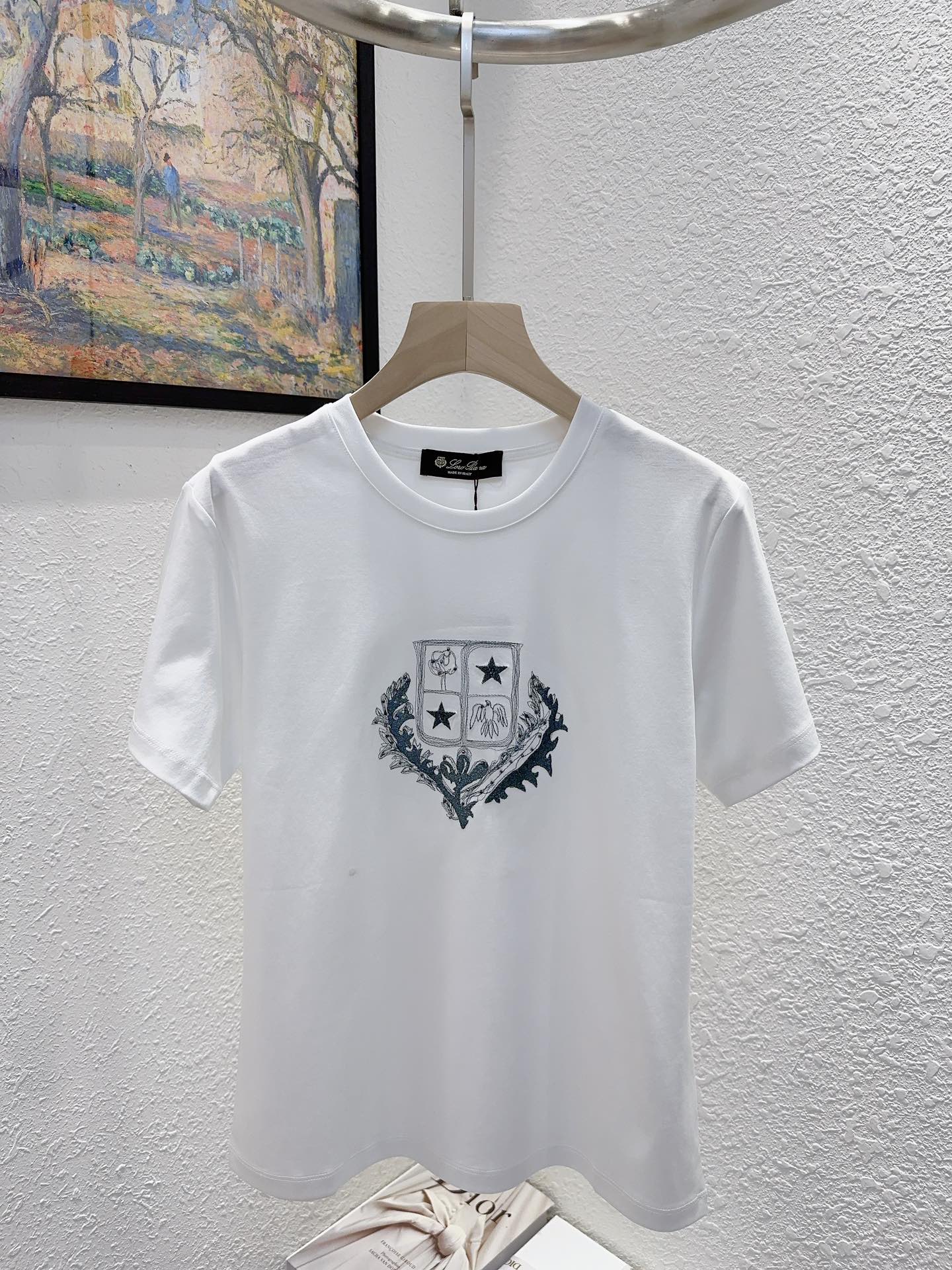 NO:420554,Lp home!  Special counter model!  Heavy industry embroidered bead logo pattern round neck mercerated cotton short-sleeved T-shirt!  Complete three standards!  Two colors!  S/M/L/XL, shipped in stock!  (M size bust 92 length 59), loro piana, T-shirt,tees, t-shirt,alexander wang19860909Lp家！专柜款！重工刺绣钉珠logo图案圆领丝光棉短袖T恤！三标齐全！两色！码数S/M/L/XL,现货发！(M码胸围92衣长59),,loro piana,T-shirt,tees，t-shirt,alexander wang,Women's clothing