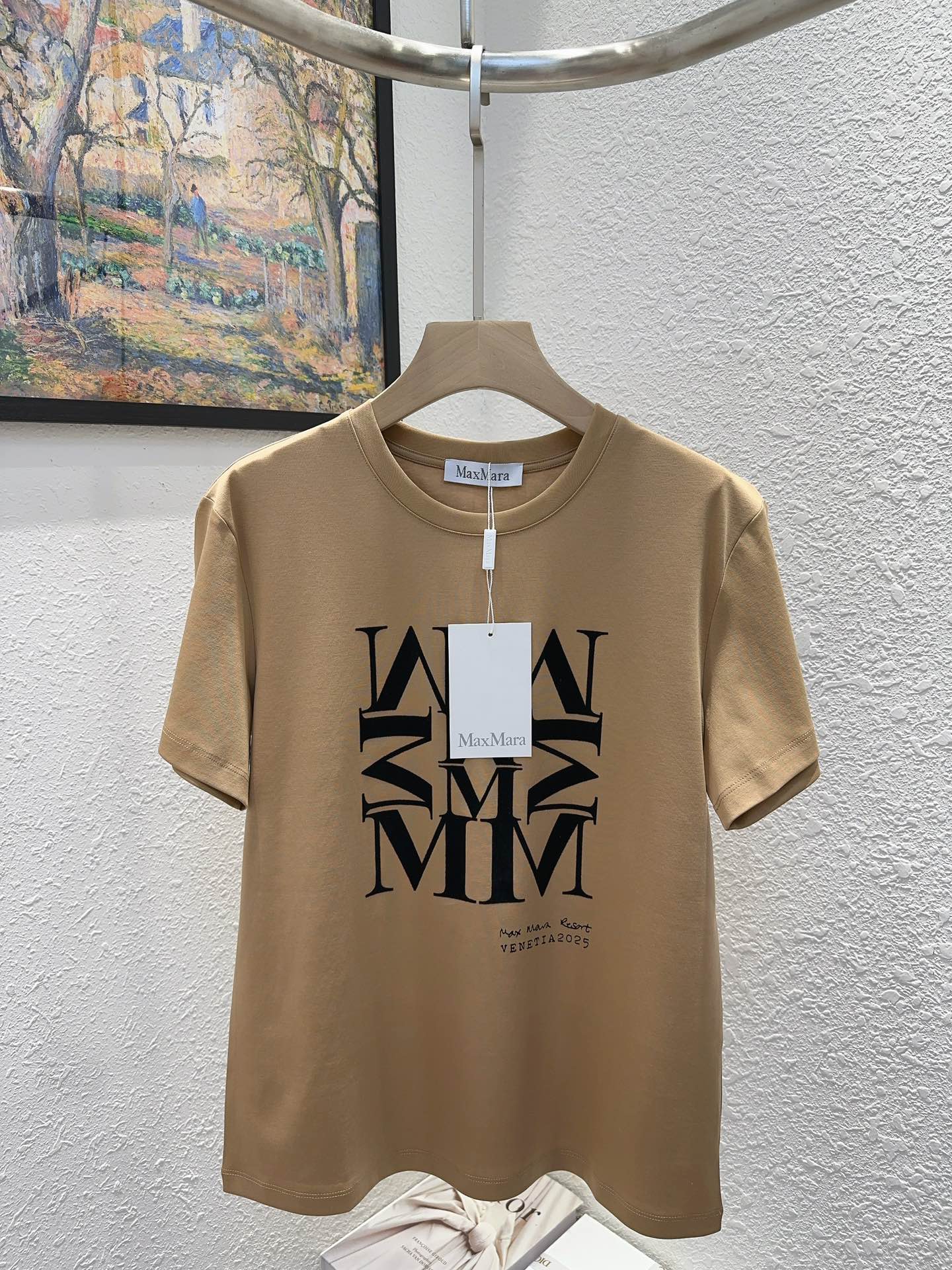 NO:309300,Max Home!  Special counter model!  Higher version!  Letter logo pattern flocked printed round neck mercerated cotton short-sleeved T-shirt on chest!  Complete three standards!  Two colors!  S/M/L, shipped in stock!  (M size bust 96 60 garment length), T-shirt,tees,t-shirt,alexander wang19860909Max家！专柜款！高版本！胸前字母logo图案植绒印花圆领丝光棉短袖T恤！三标齐全！两色！码数S/M/L,现货发！(M码胸围96衣长60),,T-shirt,tees，t-shirt,alexander wang,Women's clothing