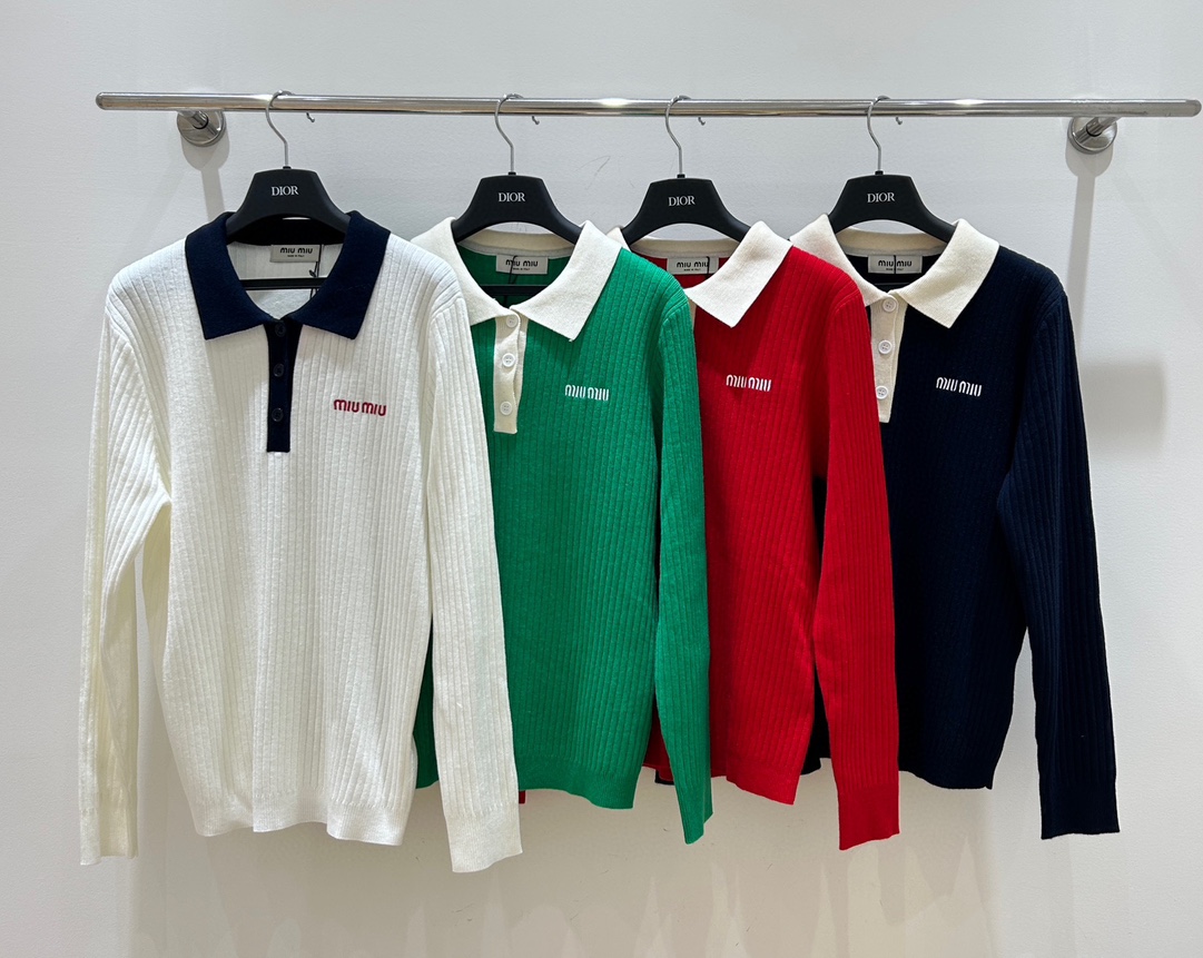 NO:309789,Miu Miu family!  Special counter model!  Chest embroidered letter logo pattern contrasting color lapel long-sleeved sweater!  Complete three standards!  Four colors!  S/M/L, shipped in stock!  (Size S bust 90 garment length 62), miumiu, sweaters, alexander wang19860909Miu缪家！专柜款！胸口刺绣字母logo图案撞色翻领长袖毛衣！三标齐全！四色！码数S/M/L,现货发！(S码胸围90衣长62),,miumiu,sweaters,alexander wang,Women's clothing