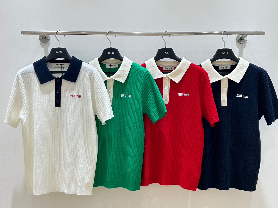 NO:309791,Miu Miu family!  Special counter model!  Chest embroidered letter logo pattern contrasting color lapel short-sleeved knitted sweater!  Complete three standards!  S/M/L, shipped in stock!  (Size S bust 88 length 62), miumiu,sweaters,T-shirt,alexander wang19860909Miu缪家！专柜款！胸口刺绣字母logo图案撞色翻领短袖针织毛衣！三标齐全！码数S/M/L,现货发！(S码胸围88衣长62),,miumiu,sweaters,T-shirt,alexander wang,Women's clothing