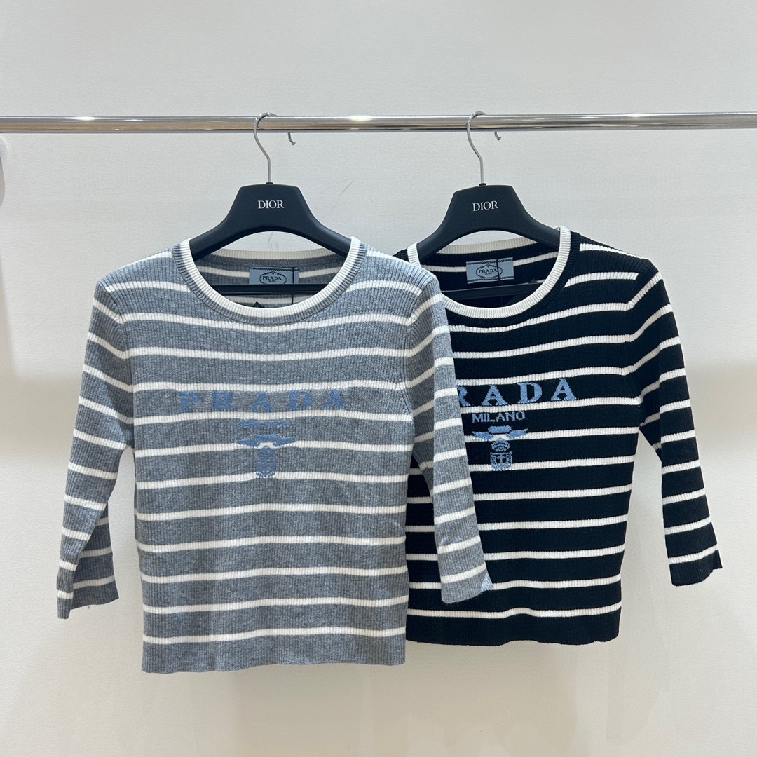 NO:309790,Pra Pu’s family!  Special counter model!  Letter logo on the chest with jacquard round neck striped quarter-sleeved stretch knit top!  Complete three standards!  S/M/L, shipped in stock!  (M size bust 72 length 50), prada, prada, alexander wang19860909Pra普家！专柜款！胸前字母logo图案提花圆领条纹七分袖弹力针织上衣！三标齐全！码数S/M/L,现货发！(M码胸围72衣长50),,prada,prada,alexander wang,Women's clothing