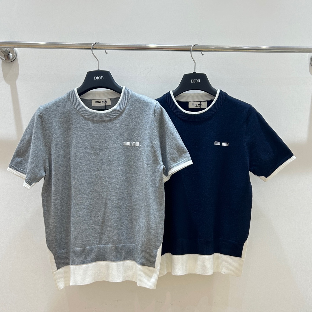 NO:309786,Miu Miu family!  Fake two-piece round neck short sleeves, unique design not the same as the same clothes!  Sweet and cool fusion, full of college style, a new choice of short-sleeved tops, simple and stylish. The three standards are complete!  S/M/L, shipped in stock!  (M size bust 90 garment length 57), miumiu, T-shirt, alexander wang19860909Miu缪家！假两件圆领短袖,独特设计不撞衫！甜酷融合,学院风满满,短袖上衣新选择,简约不失格调.三标齐全！码数S/M/L,现货发！(M码胸围90衣长57),,miumiu,T-shirt,alexander wang,Women's clothing