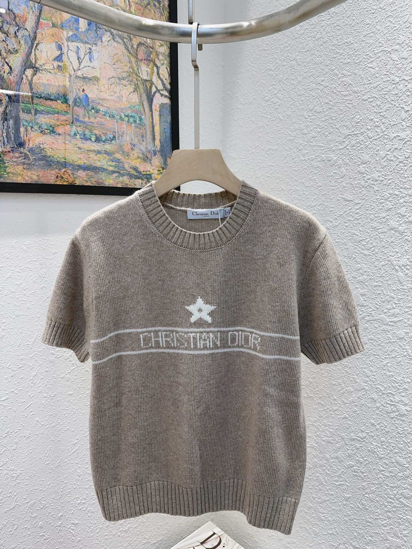 NO:310817,Dio* Di's home!  Special counter model!  Letter logo pattern on chest jacquard round neck wool short-sleeved top!  Complete three standards!  Two colors!  Number of codes 36/38/40, shipped in stock!  (38 size bust 88 length 55), dior,dior,t-shirt,alexander wang19860909Dio*迪家！专柜款！胸前字母logo图案提花圆领羊毛短袖上衣！三标齐全！两色！码数36/38/40,现货发！(38码胸围88衣长55),,dior,dior,T-shirt,alexander wang,Women's clothing