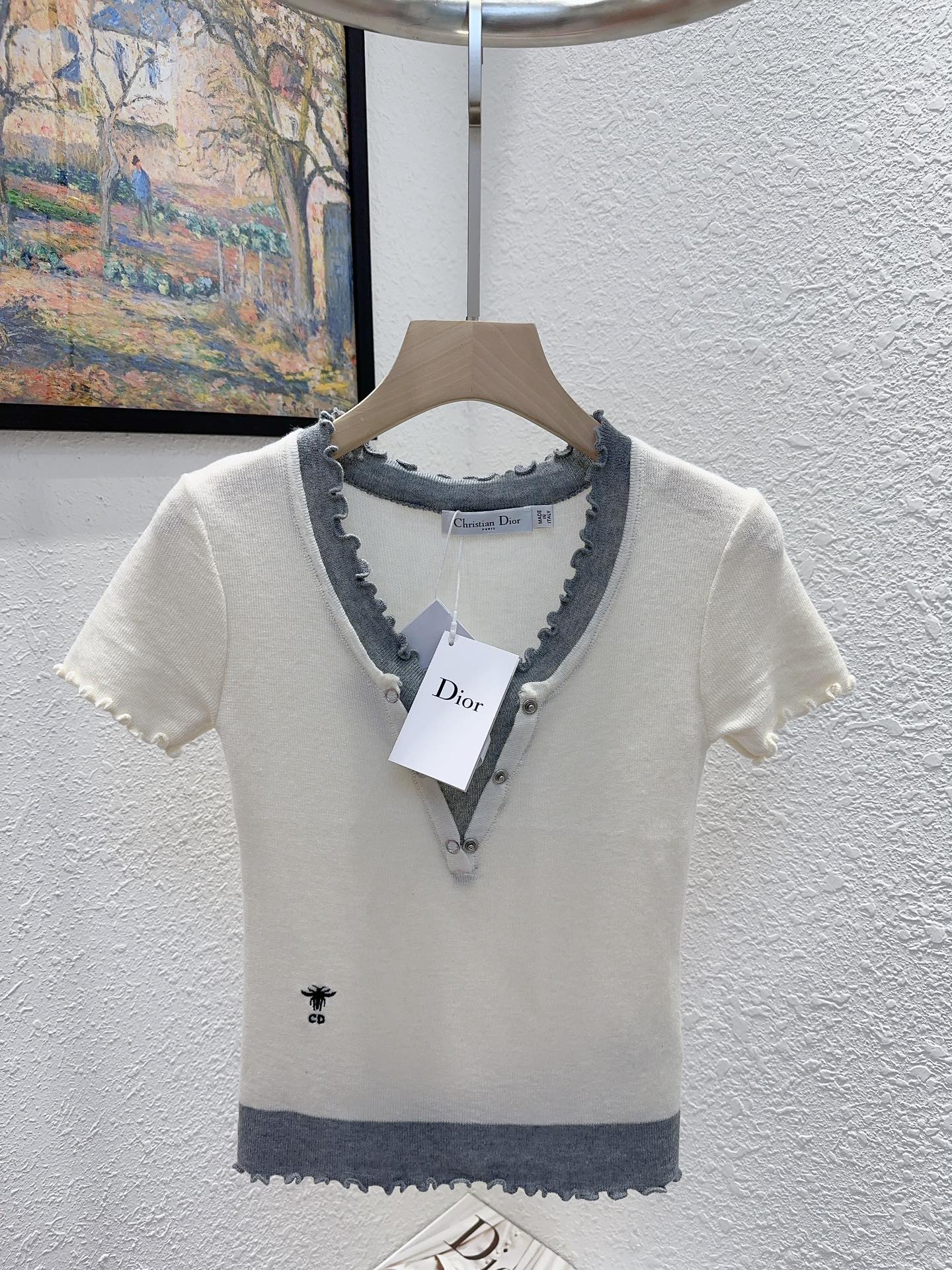 NO:311806,Dio* Di's home!  Higher version!  The embroidered letters at the waist are logo bee pattern contrasting lace collar short-sleeved slim silk sweat top!  Complete three standards!  Three colors!  Number of codes 36/38/40, shipped in stock!  (38 size bust 68 length 50), dior,dior,t-shirt,alexander wang19860909Dio*迪家！高版本！腰间刺绣字母是logo蜜蜂图案撞色花边领短袖显瘦丝毛上衣！三标齐全！三色！码数36/38/40,现货发！(38码胸围68衣长50),,dior,dior,T-shirt,alexander wang,Women's clothing