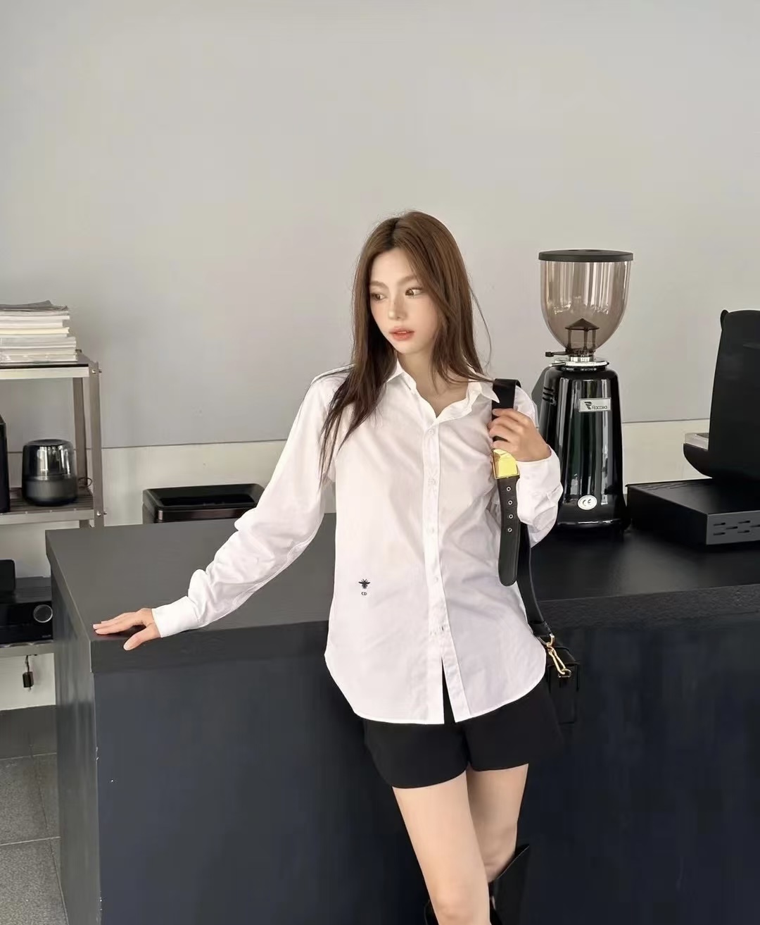NO:320863,Dio* Di's home!  Special counter model!  Embroidered letters on waist bee back logo pattern lapel long-sleeved shirt!  S/M/L, shipped in stock!  (M size bust 108 length 69-72),,dior,dior,shirts,alexander wang19860909Dio*迪家！专柜款！腰间刺绣字母蜜蜂后背logo图案翻领长袖衬衫！码数S/M/L,现货发！(M码胸围108衣长69-72),,dior,dior,shirts,alexander wang,Women's clothing